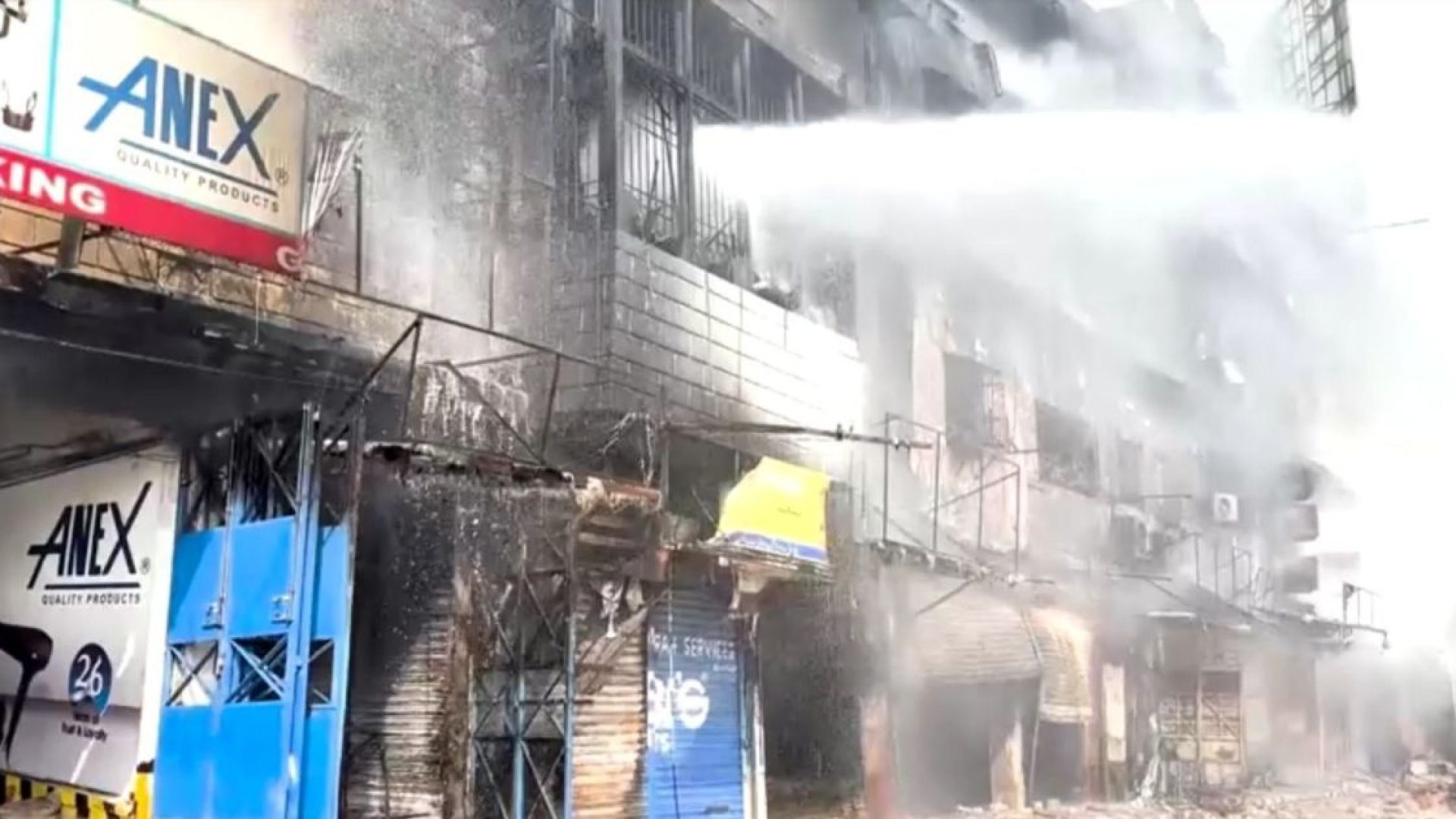 Incêndio em shopping no Paquistão deixa 14 mortos e 60 desaparecidos  • Reprodução/Reuters