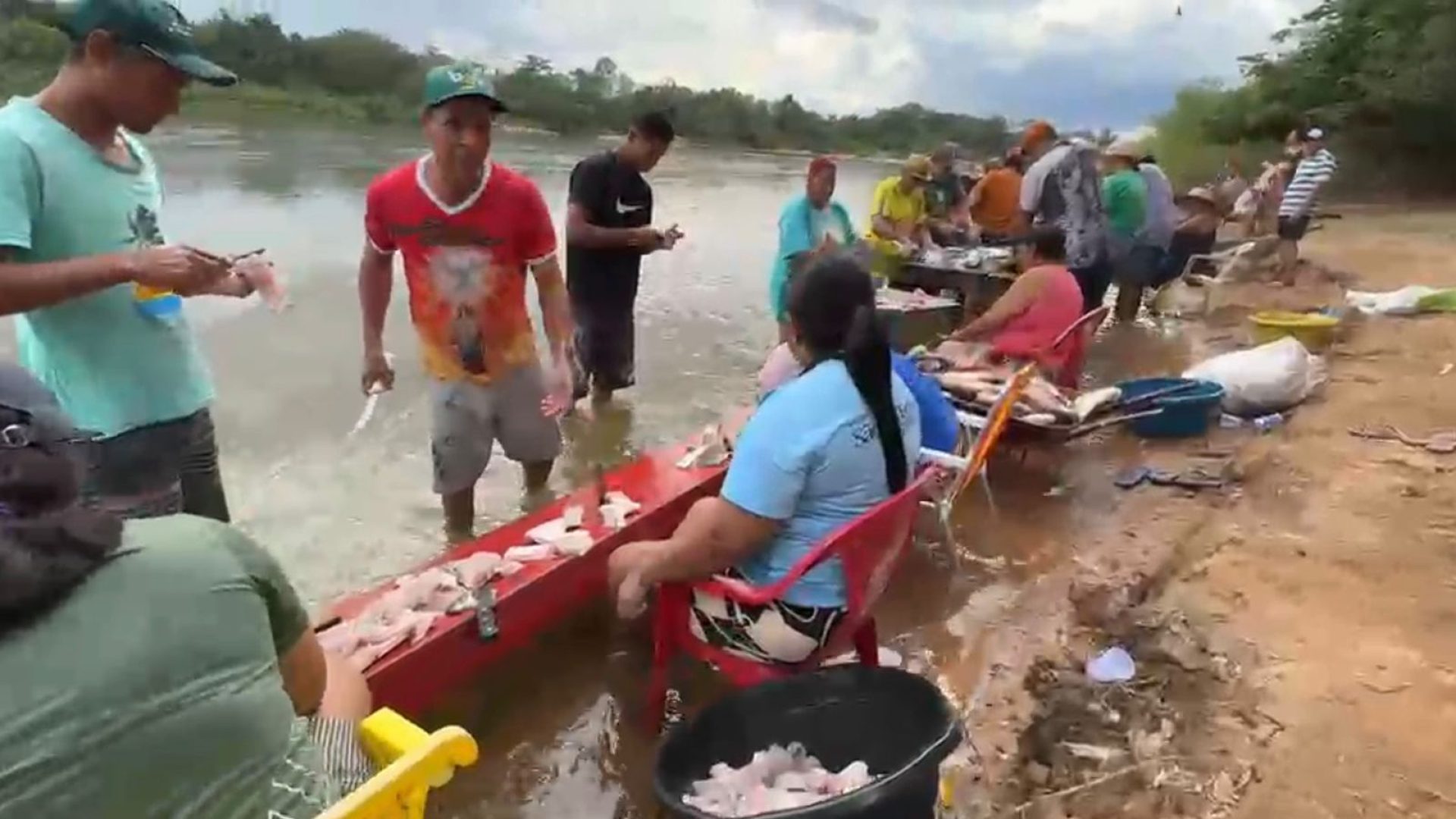 Limpeza-do-peixe-45-Festa-de-Sao-Pedro-2.jpeg