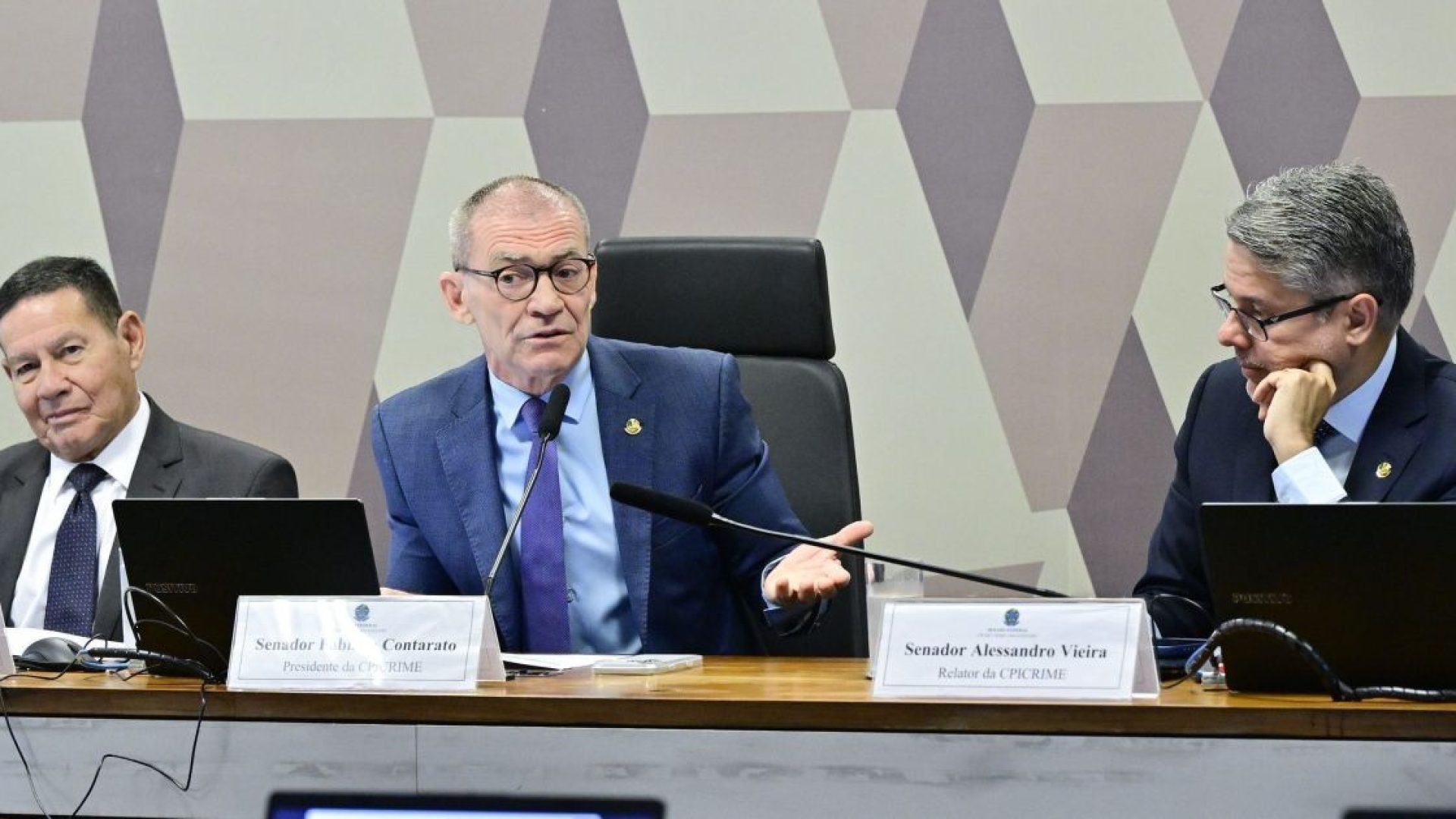 Da esquerda para a direita: o vice-presidente da CPI, senador Hamilton Mourão (Republicanos-RS); o presidente da comissão, senador Fabiano Contarato (PT-ES); e o relator da CPI, senador Alessandro Vieira (MDB-SE)  • Foto: Geraldo Magela/Agência Senado