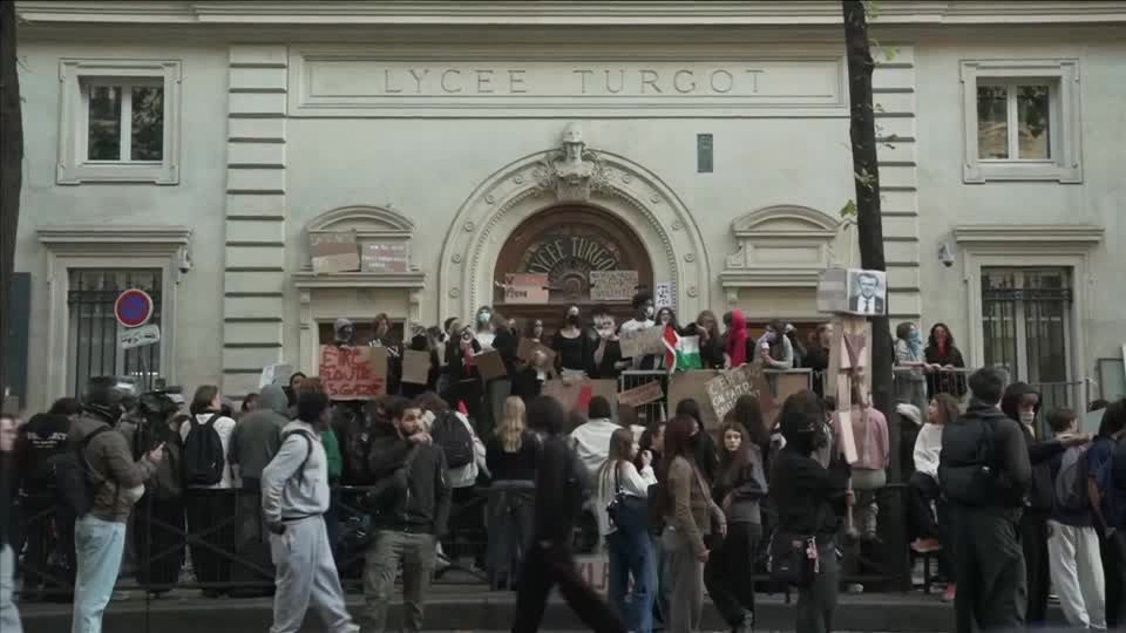Mais de 400 escolas fecharam na França, enquanto estudantes mantêm bloqueio.  • REUTERS