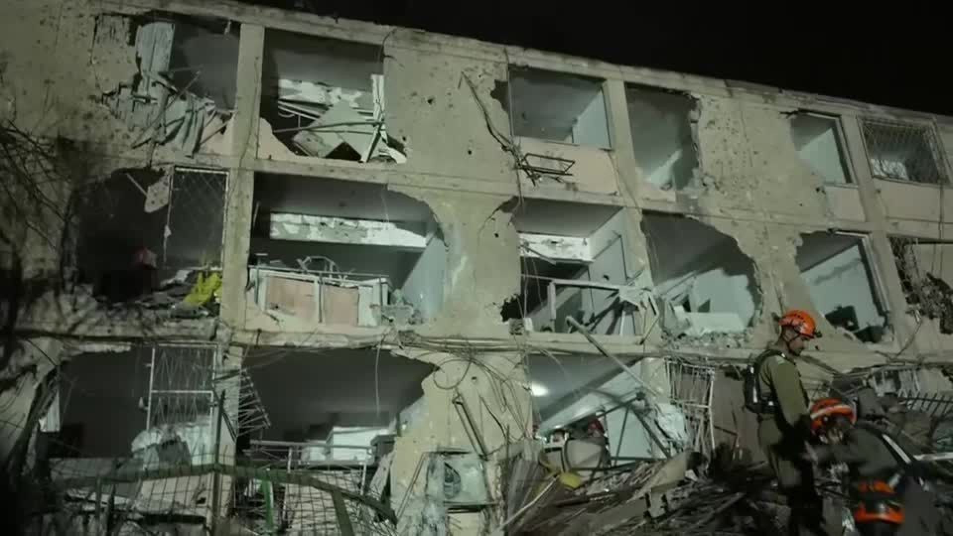 Míssil iraniano dexia dezenas de feridos no sul de Israel  • Reuters