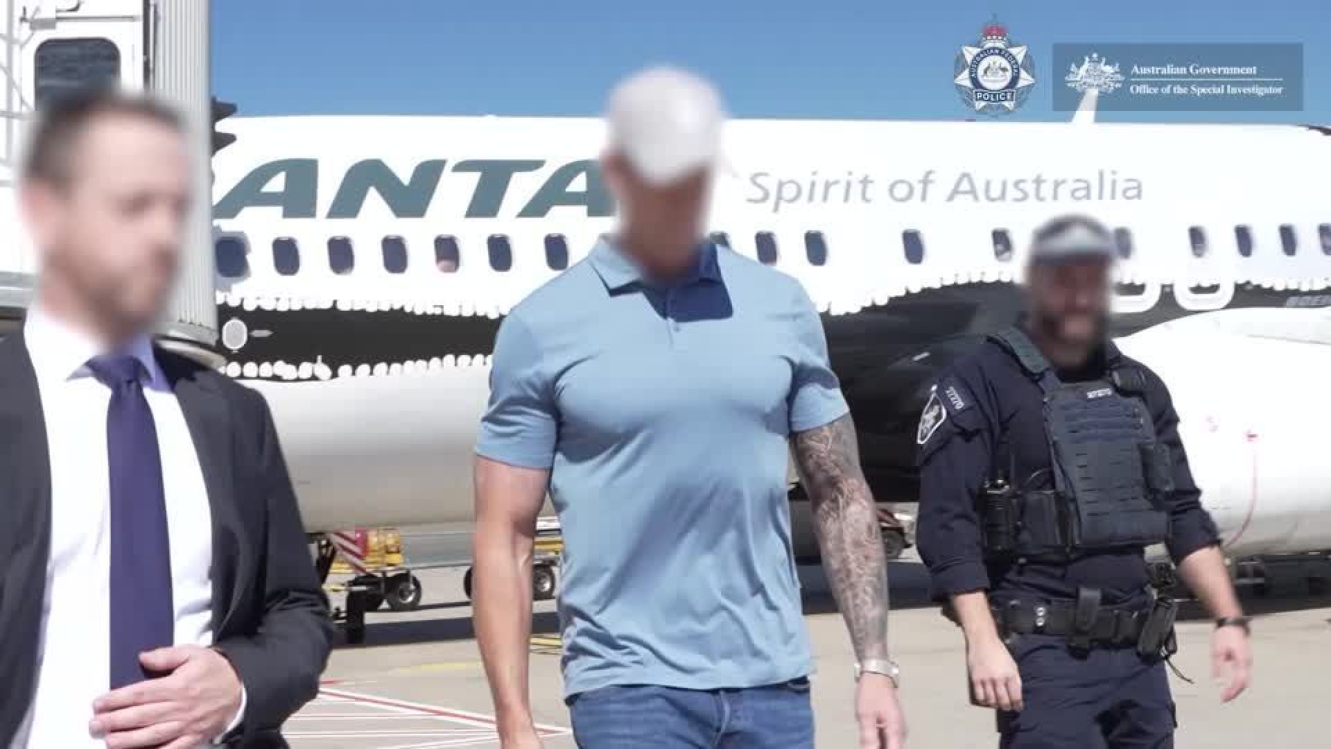 O ex-soldado australiano Ben Roberts-Smith é acompanhado por agentes no aeroporto de Sydney.  • AUSTRALIAN FEDERAL POLICE