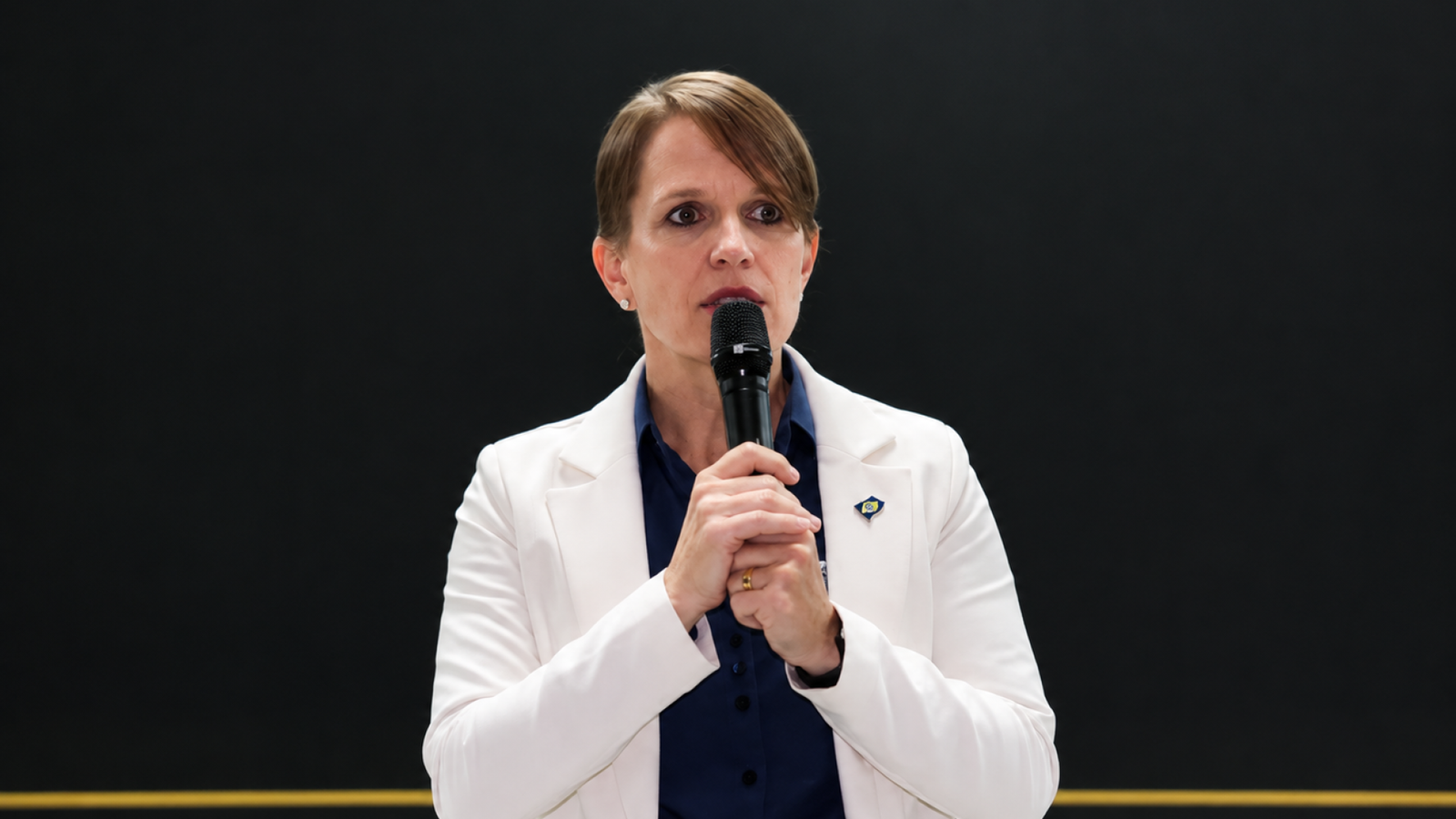 Oradora-em-Destaque-no-Palco.png