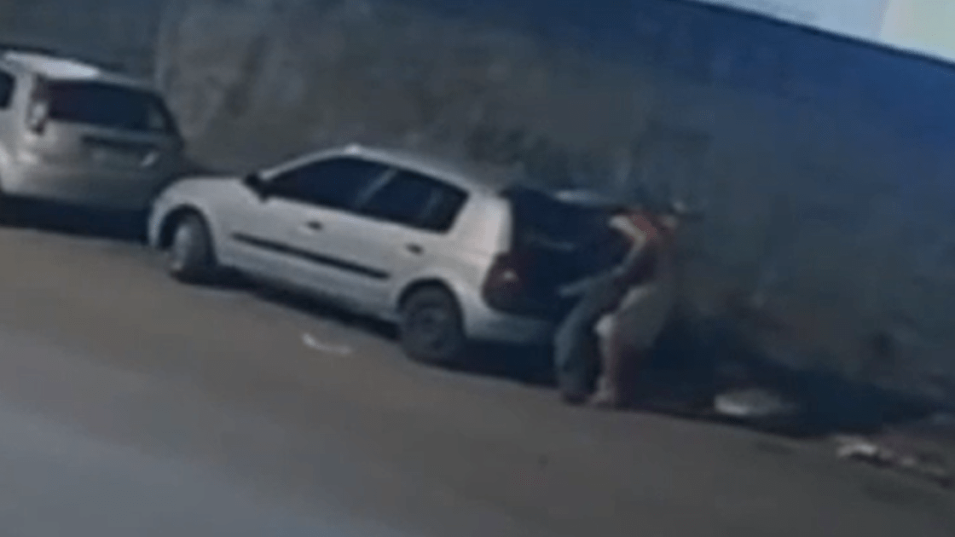 Momento em que homem abandona o carro  • Reprodução