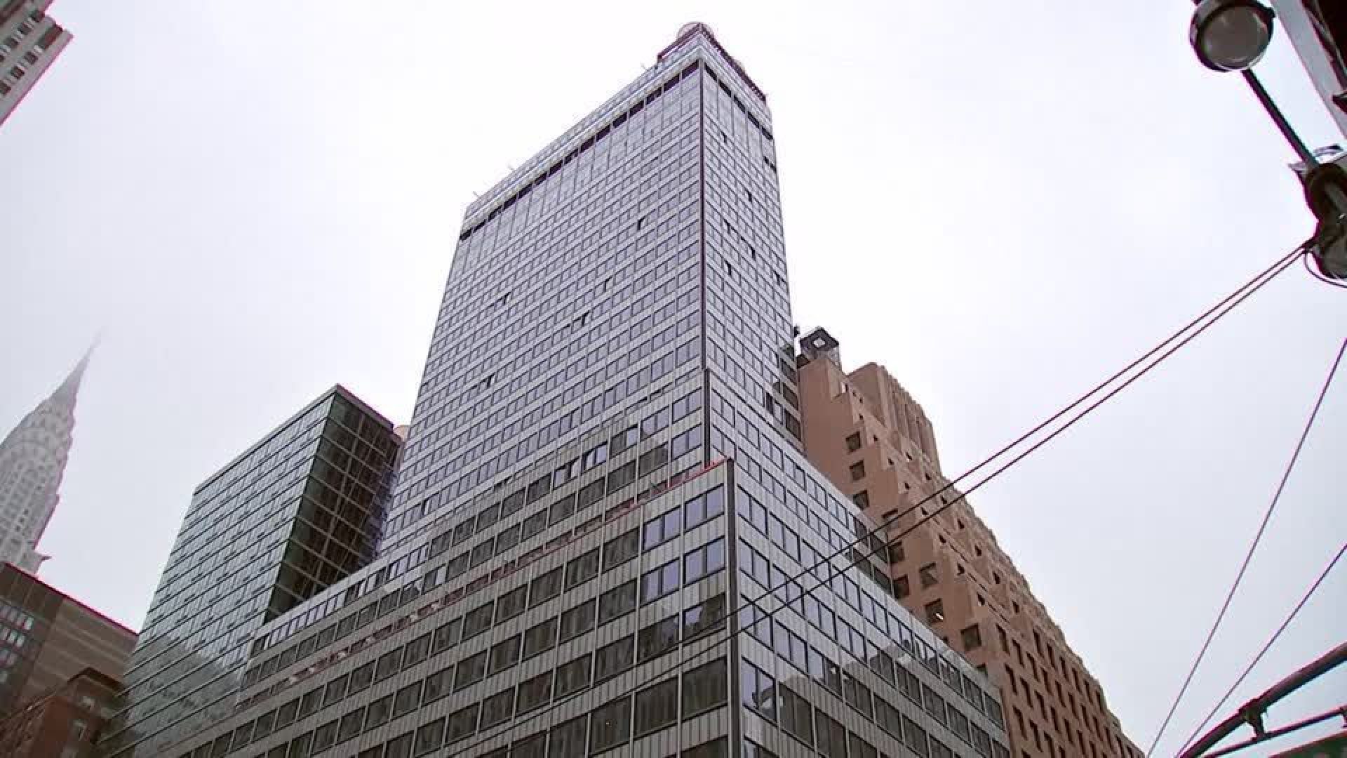 Colunas de um prédio de grande altura em Manhattan cedem. Autoridades esvaziaram locais próximos por segurança  • Reuters