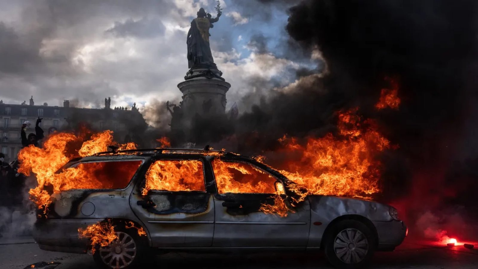 Um carro é incendiado durante manifestações deste sábado (17), em Paris, na França  • Carl Court/Getty Images
