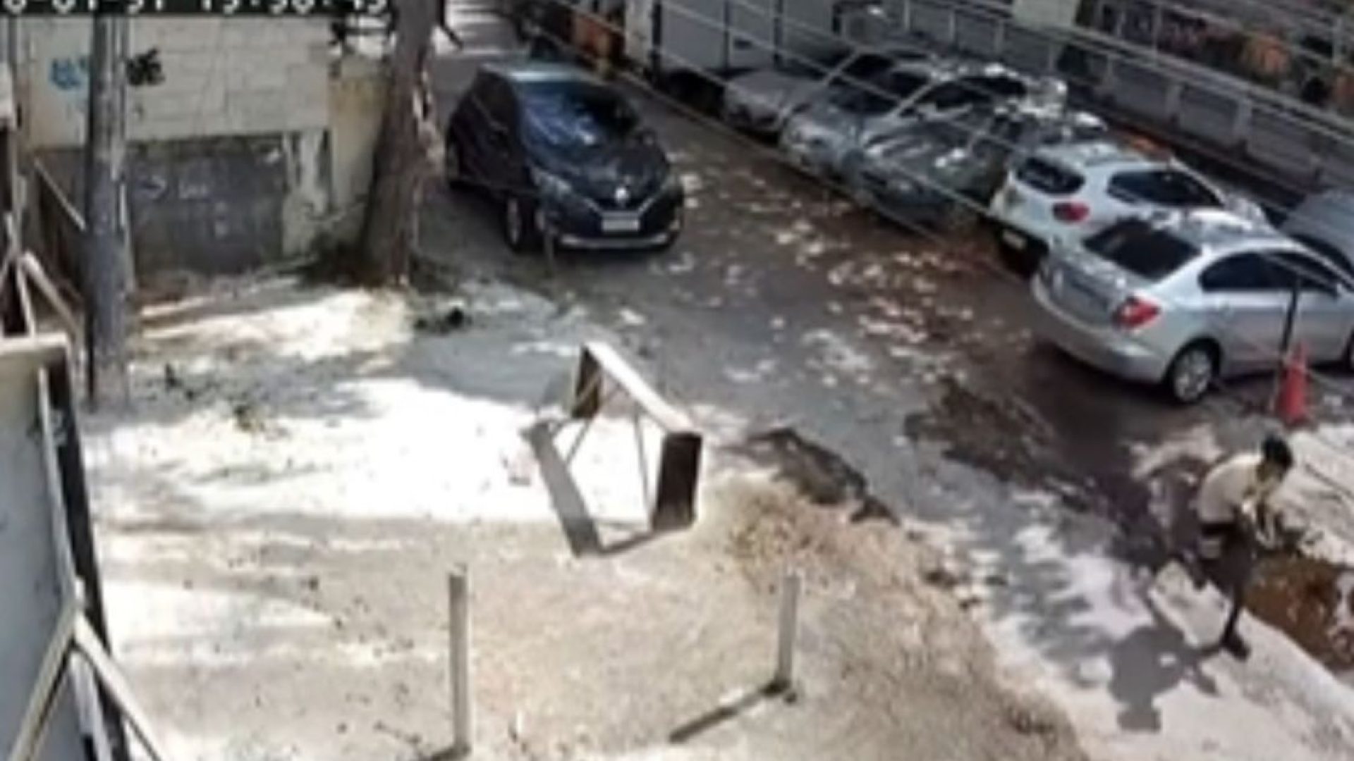 Câmeras de segurança registraram um homem atirando na Rua Zélio Valverde, no Recreio dos Bandeirantes, na tarde de sexta-feira (31). Horas depois, um ataque a tiros na mesma região deixou três mortos e um ferido. A Polícia Civil investiga se os casos têm relação.  • Reprodução - Redes Sociais