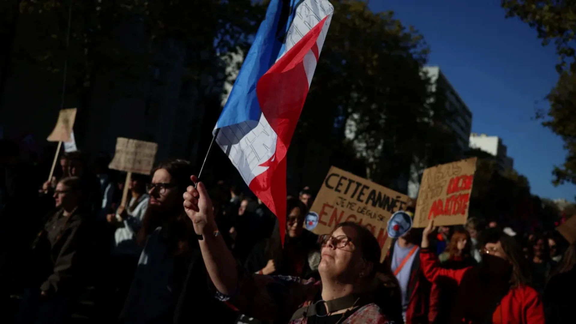 Um manifestante segura uma bandeira com as cores da bandeira nacional francesa durante uma manifestação organizada por sindicatos como parte dos protestos em todo o país convocados pelo movimento dos “Coletes Amarelos”, aos quais se juntaram estudantes do ensino médio e universitários franceses contra o custo de vida e o aumento dos preços dos combustíveis, em Paris, França, em 31 de outubro de 2026. REUTERS/Pedro Nunes  • REUTERS
