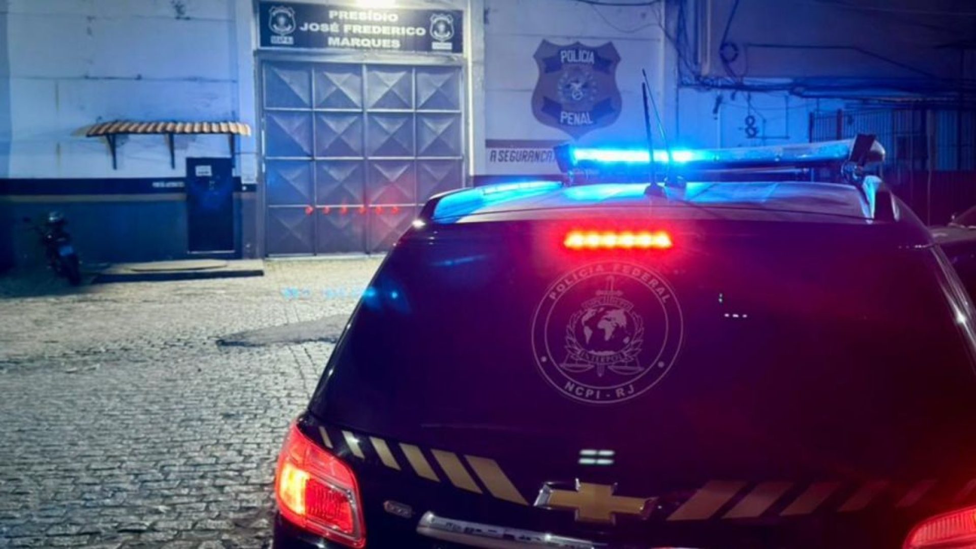 Viatura da Polícia Federal durante ação que resultou na prisão de um foragido da Justiça argentina em Búzios, na Região dos Lagos do Rio de Janeiro.  • Reprodução PF