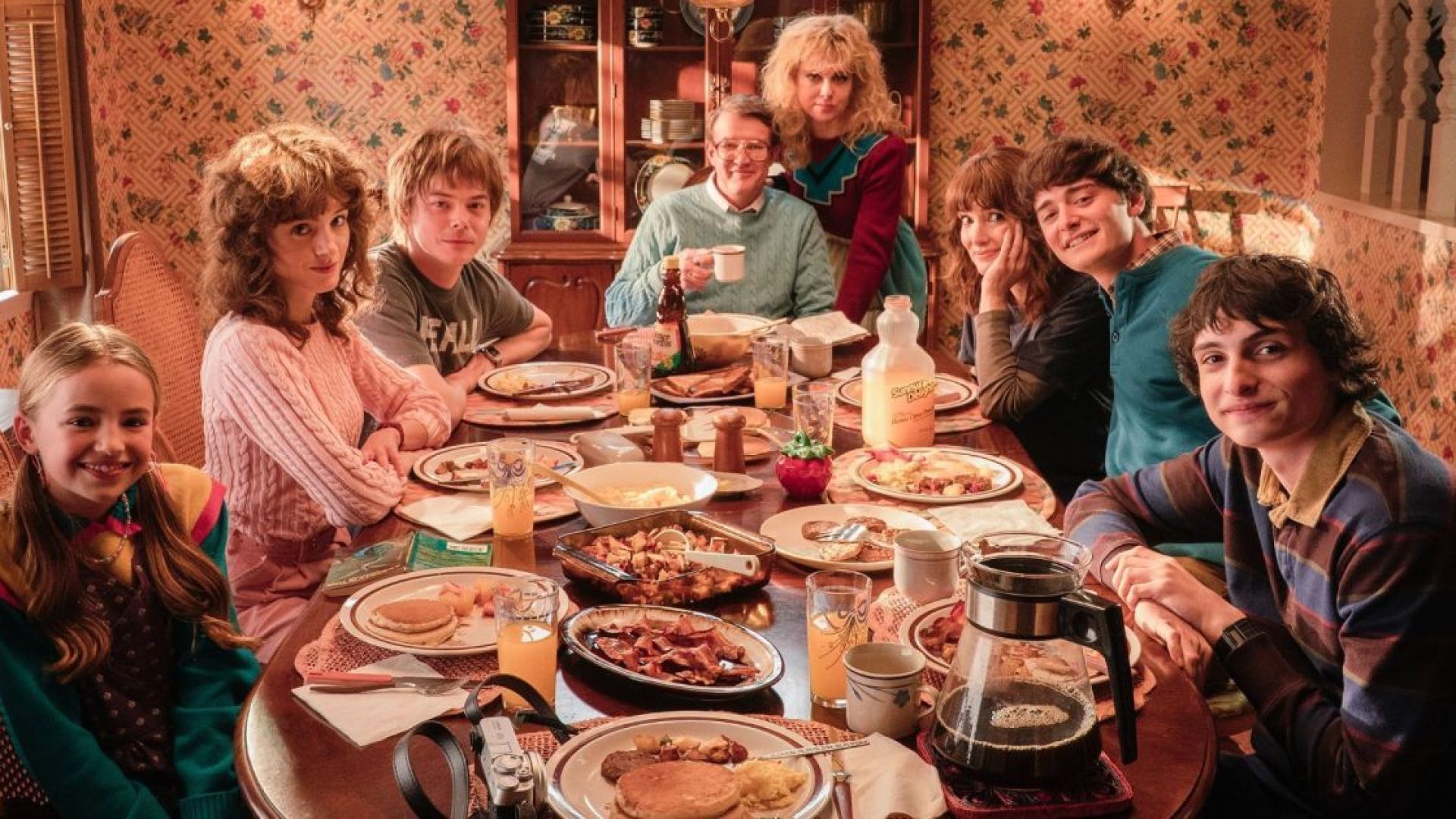 Família Wheeler e Byers juntas no Volume 1 de "Stranger Things"  • Reprodução / Stranger Things