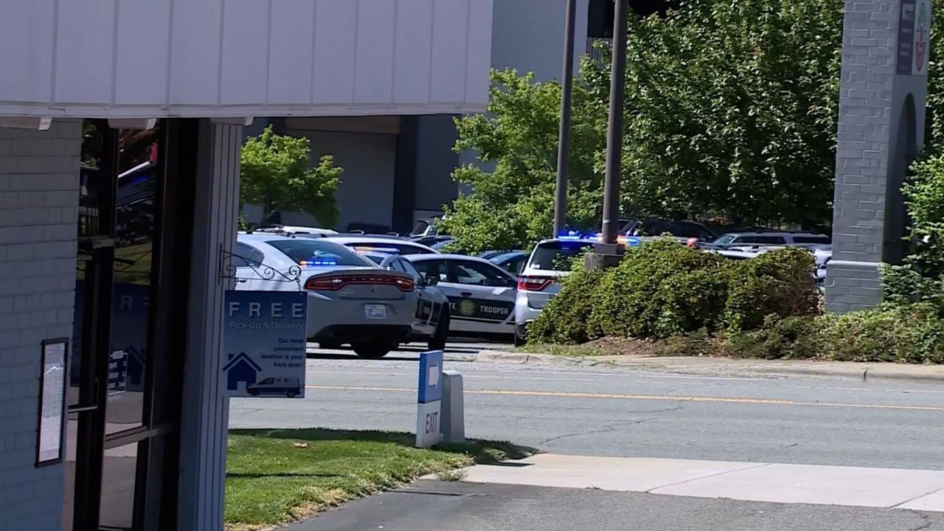Viaturas próximas ao local onde dois adolescentes foram mortos a tiros em Winston-Salem, na Carolina do Norte, EUA  • WXII via CNN Newsource