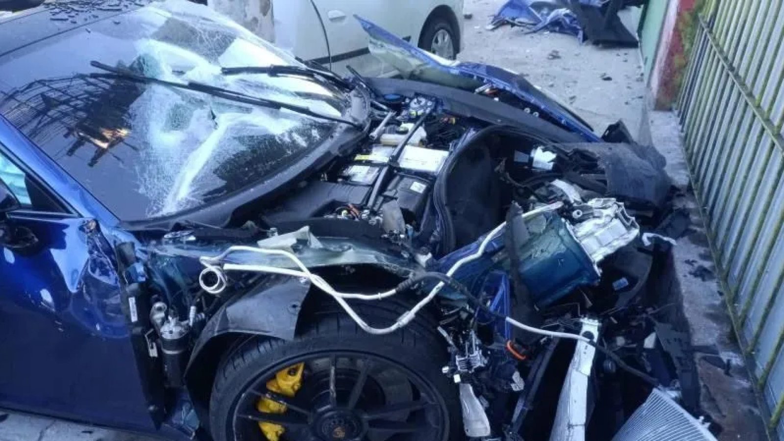 Porsche destruído em acidente em SP; motorista de veículo atingido morreu  • Reprodução