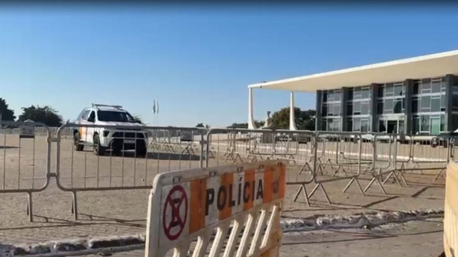 Praça dos Três Poderes interditada  • CNN