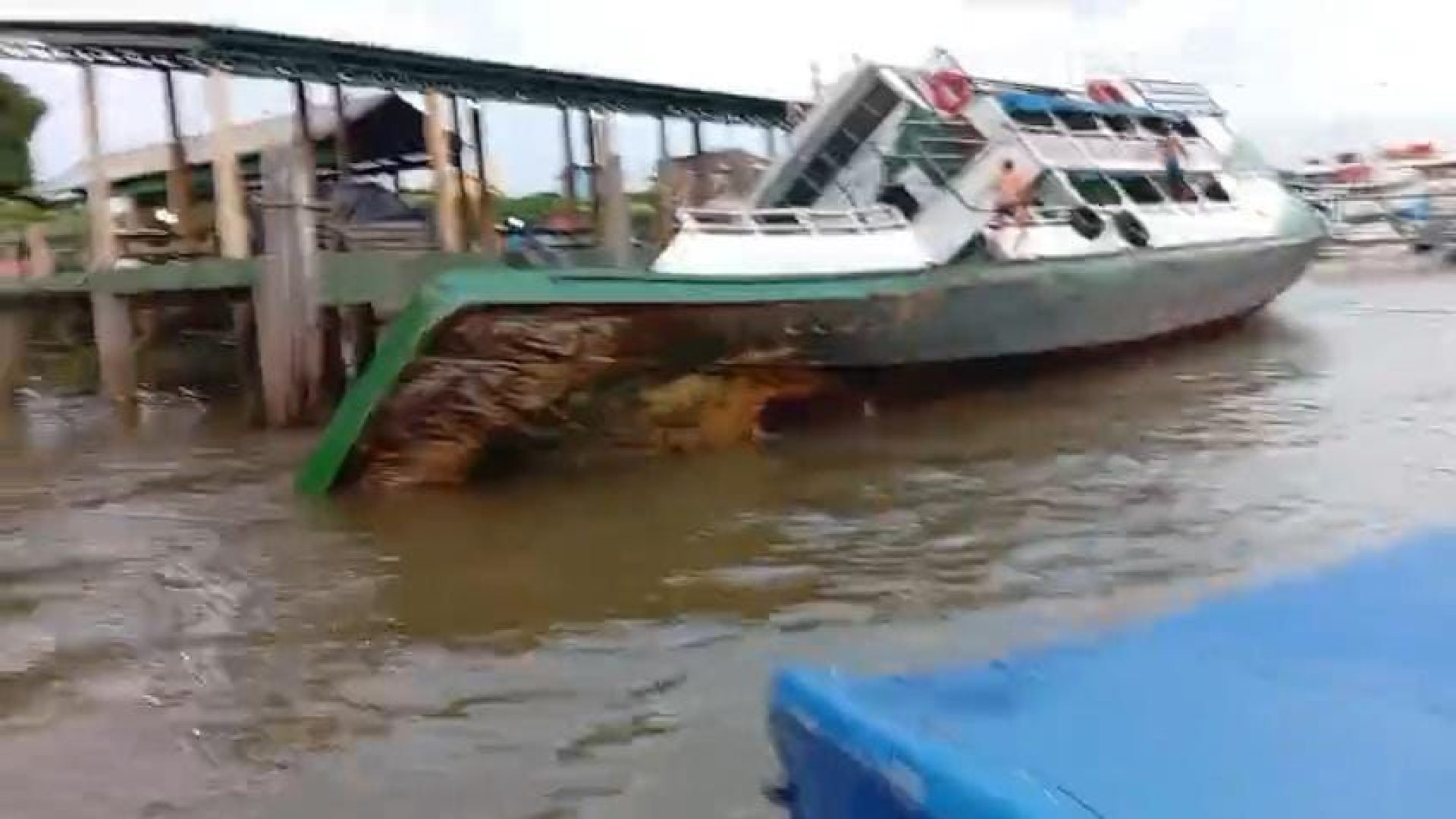 Uma embarcação carregada com uma grande quantidade de cerveja naufragou na manhã desta segunda-feira (12) no trapiche do município de Muaná  • Reprodução