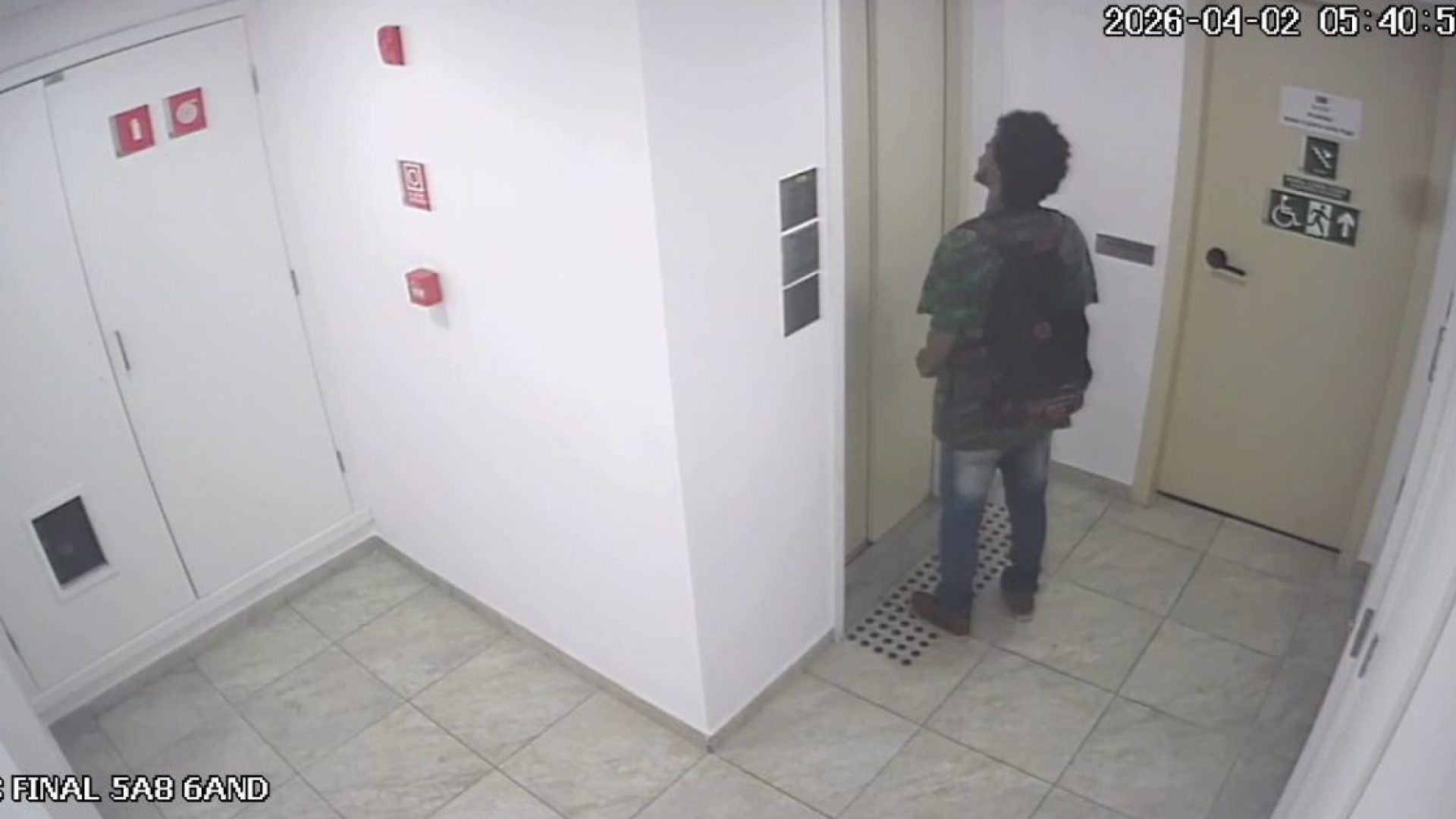 Imagem enviada por familiares mostra o momento que Kevyn Rodrigues deixa o prédio  • Reprodução