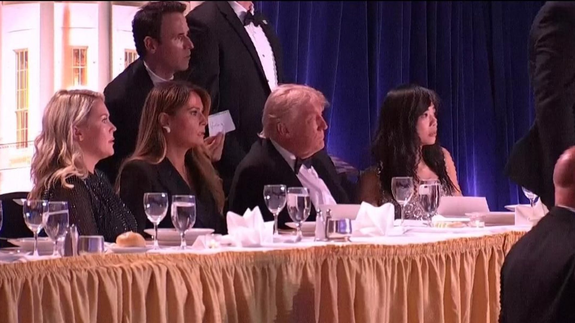 O presidente Donald Trump foi retirado às pressas do palco pelo Serviço Secreto dos Estados Unidos durante o Jantar dos Correspondentes da Casa Branca, em Washington, na noite deste sábado, segundo informações da CNN  • Reuters