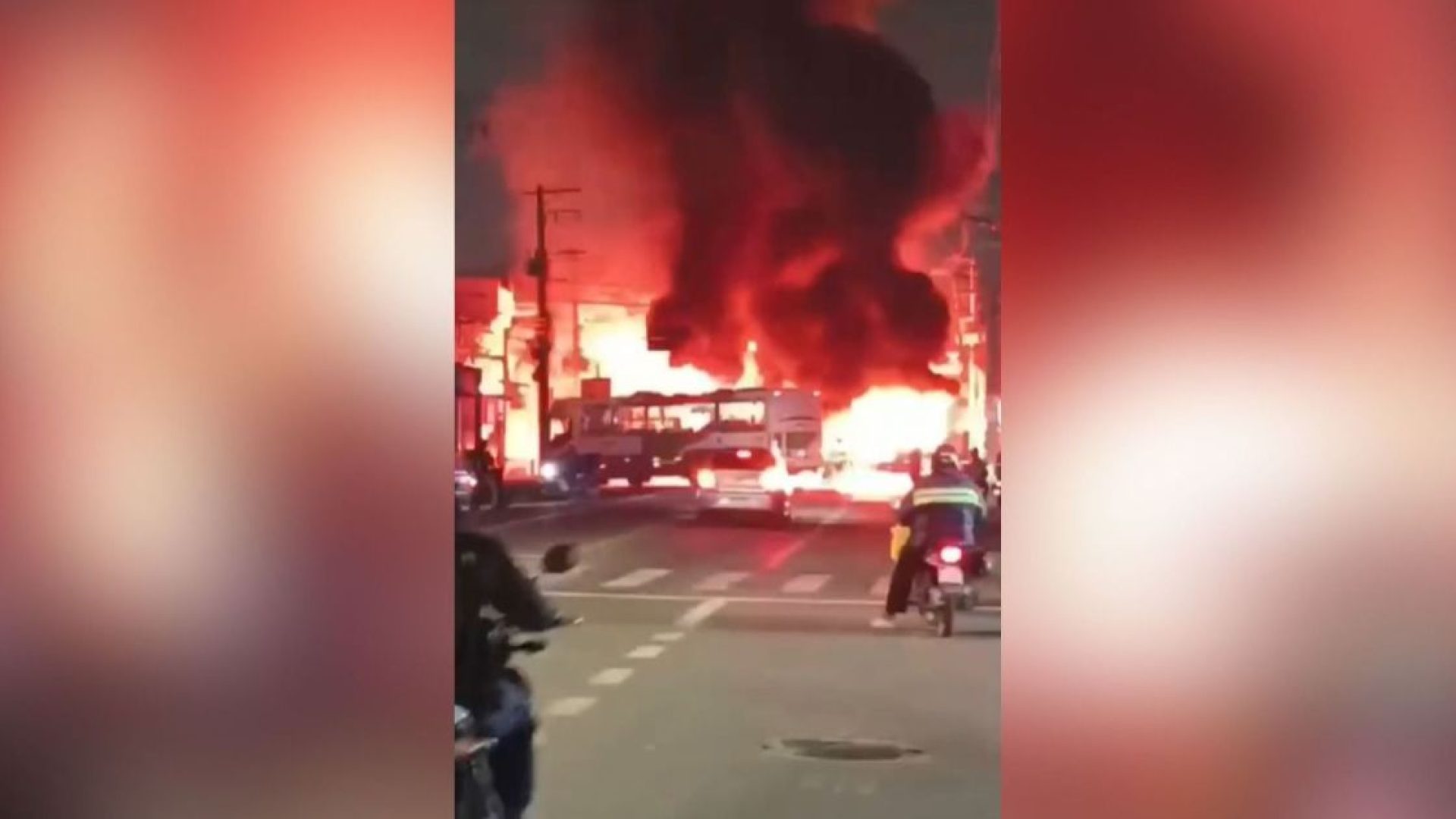Um protesto terminou com ônibus incendiados na noite desta terça-feira (5), em Guarulhos  • Reprodução