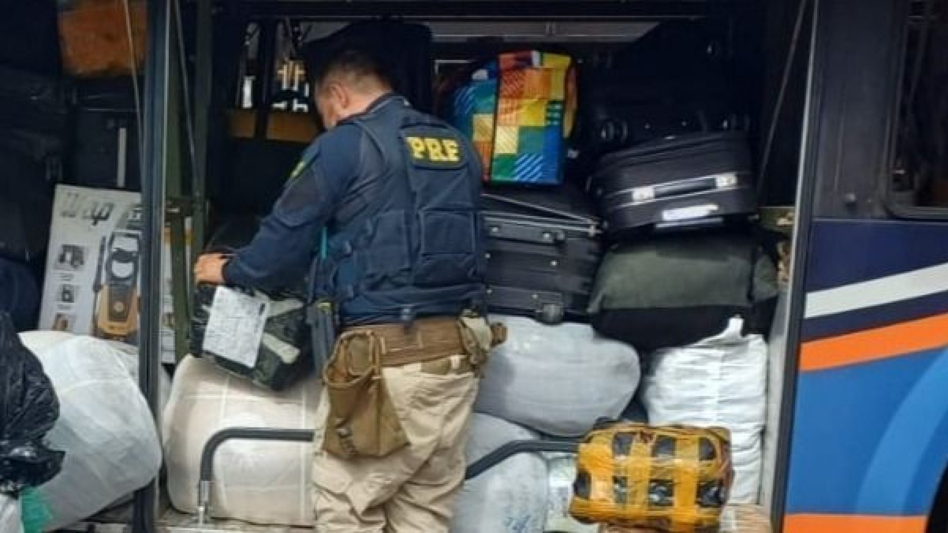 Material foi encontrado em mala pouco conservada e sem etiqueta de identificação do conteúdo  • Divulgação/PRF