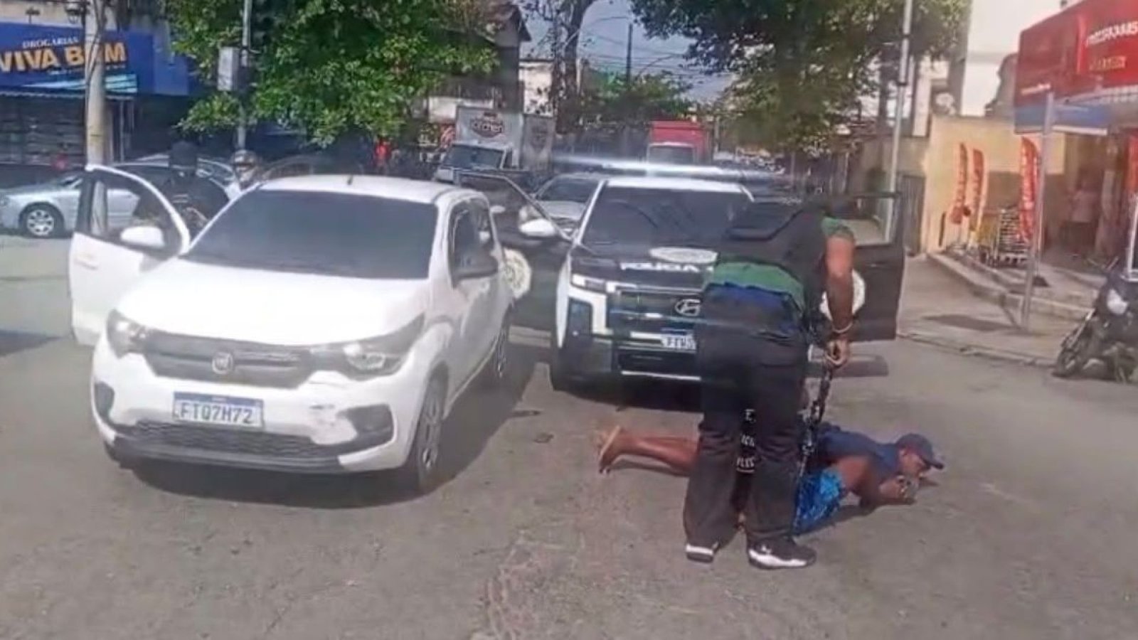 Dois homens foram presos em flagrante após serem encontrados com um carro furtado e duas munições na Taquara, na Zona Oeste do Rio.  • Reprodução