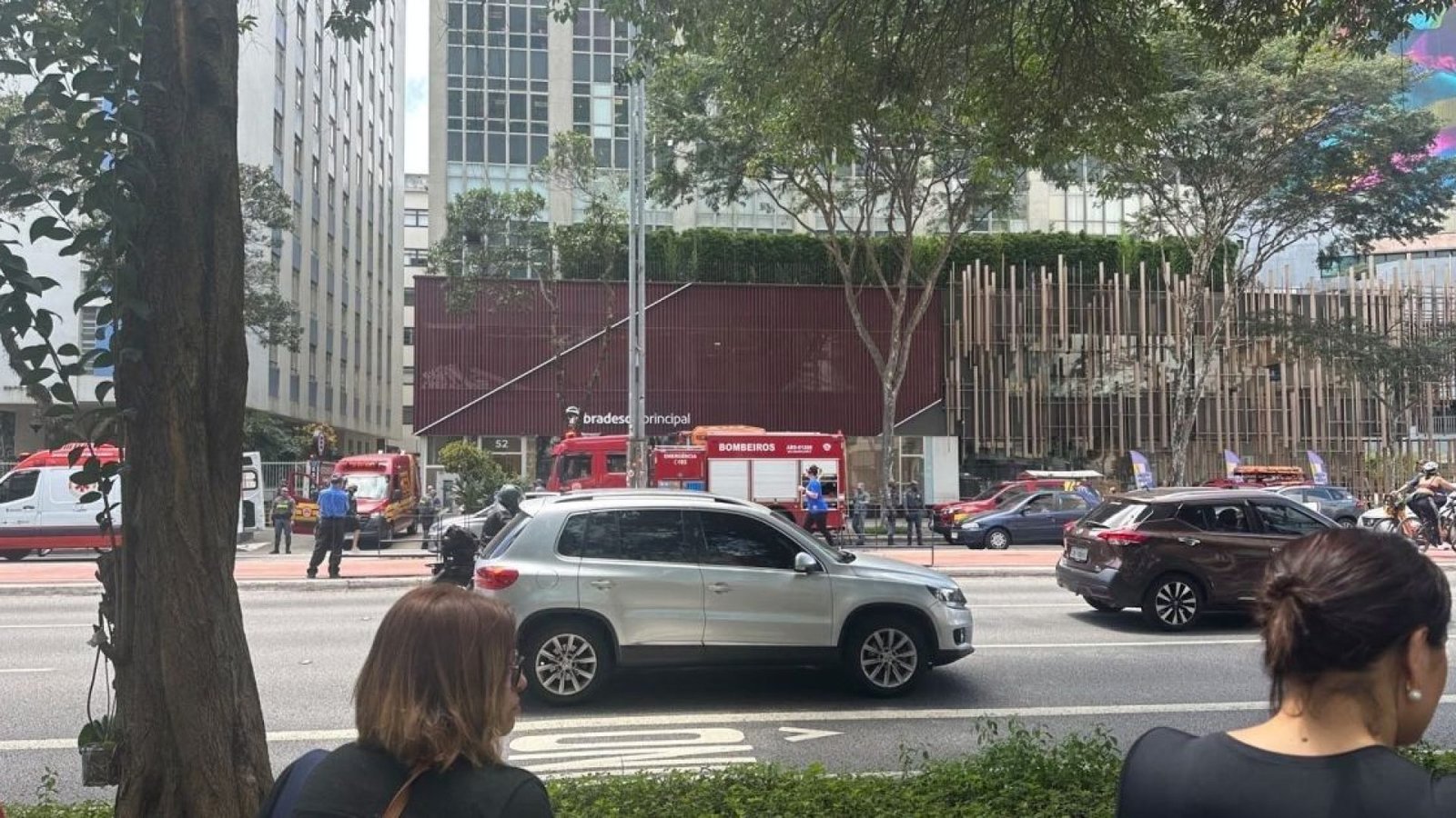 Bombeiros forama cionados após explosão subterrânea na Avenida Paulista  • Moradores locais