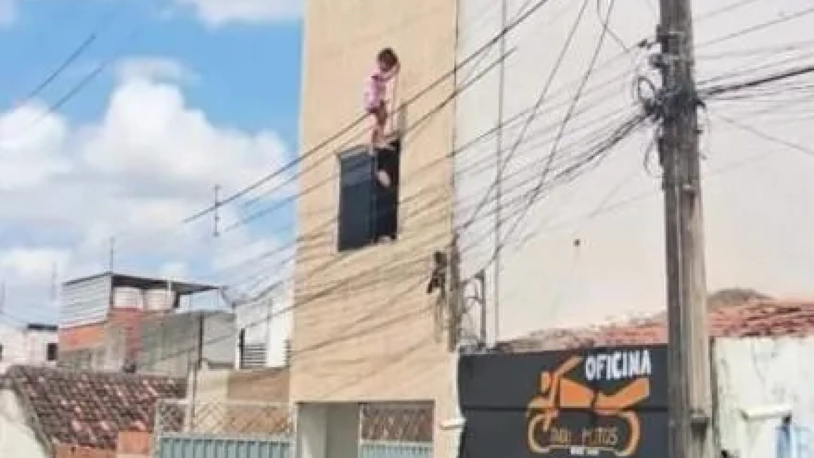 Criança fica presa à fiação elétrica no sertão de Alagoas  • Reprodução