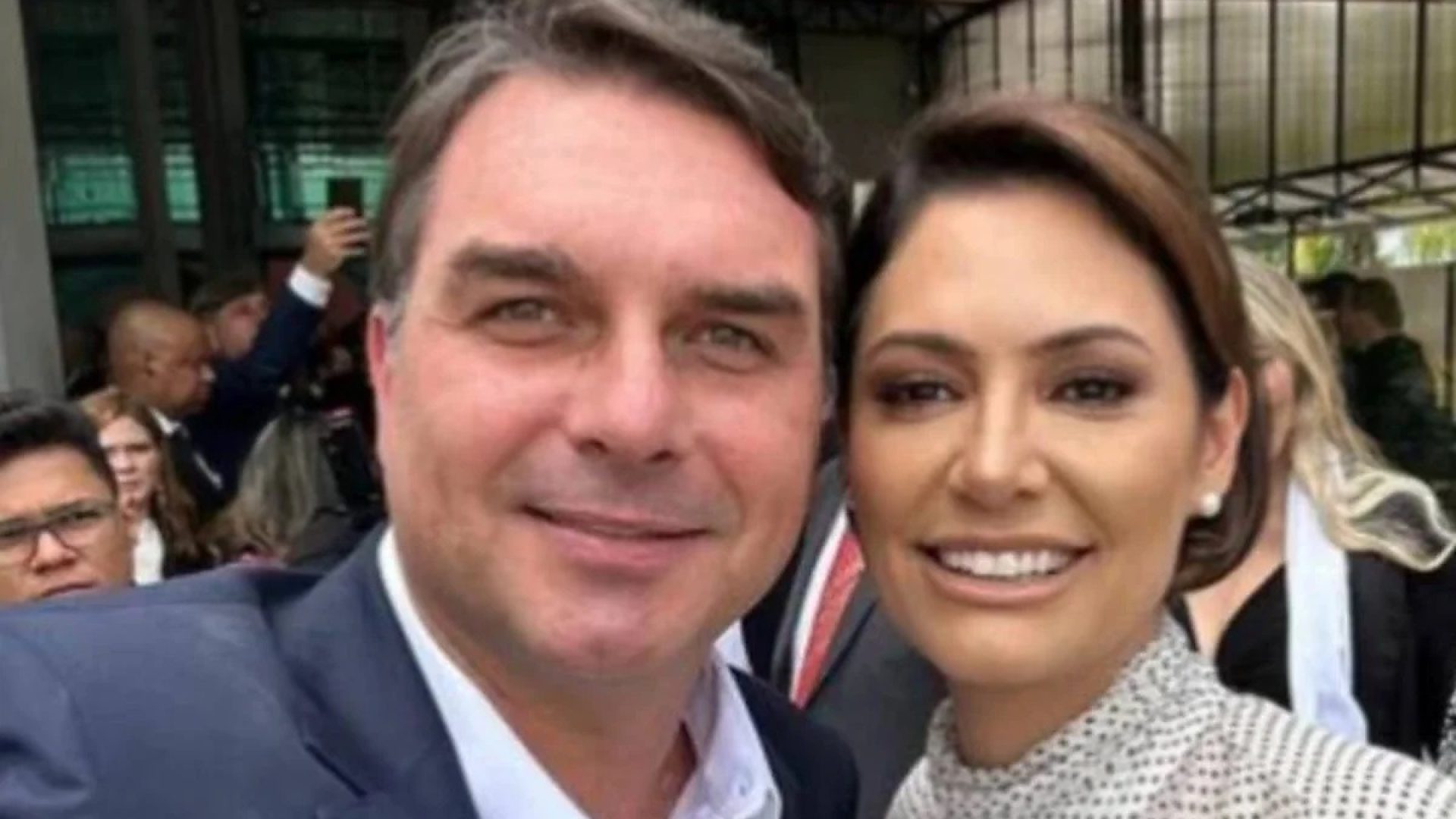 Fl&aacute;vio Bolsonaro e Michelle Bolsonaro
