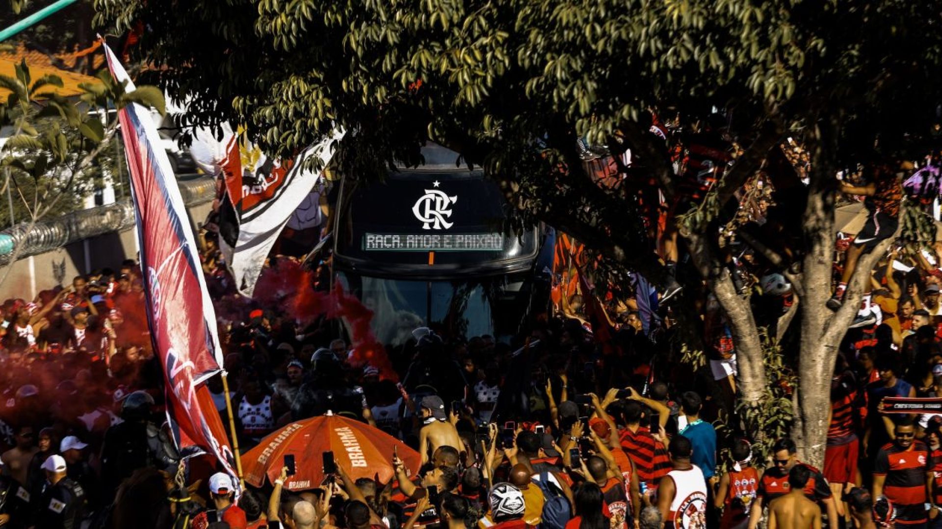 AeroFla reuniu milhares de torcedores do Flamengo que acompanharam a delegação ao aeroporto antes da final da Libertadores  • MARIANA SÁ/FLAMENGO