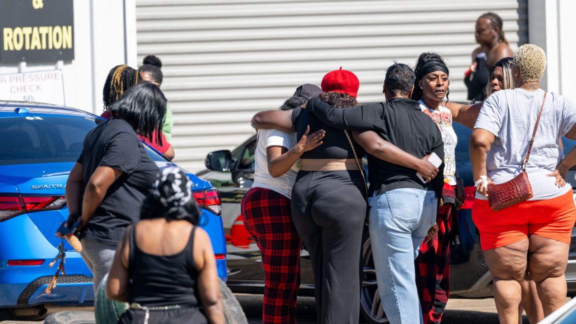 Moradores se reúnem para lamentar a morte de oito crianças e duas mulheres durante um tiroteio em massa em 19 de abril de 2026 em Shreveport, Louisiana.  • Brandon Bell/Getty Images