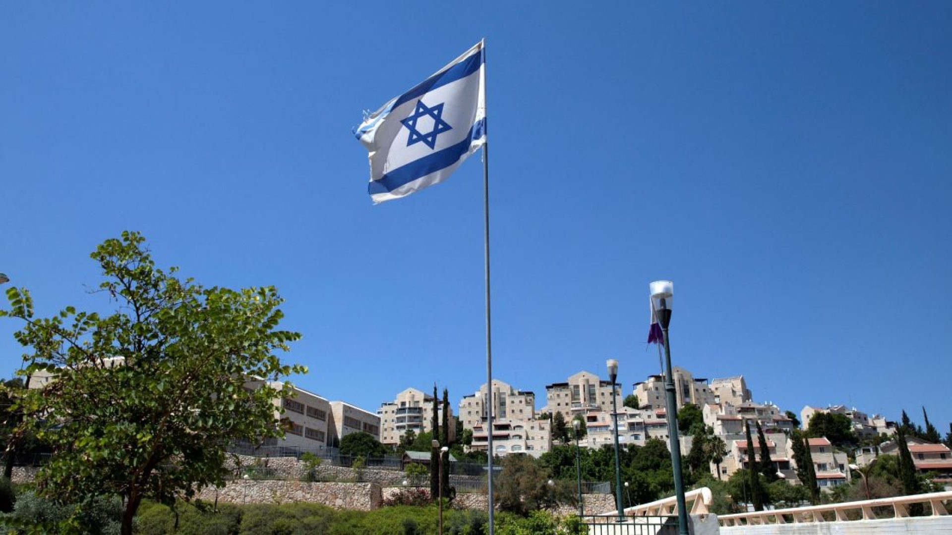 Bandeira de Israel em assentamento na Cisjordânia ocupada  • 16/08/2020 REUTERS/Ronen Zvulun
