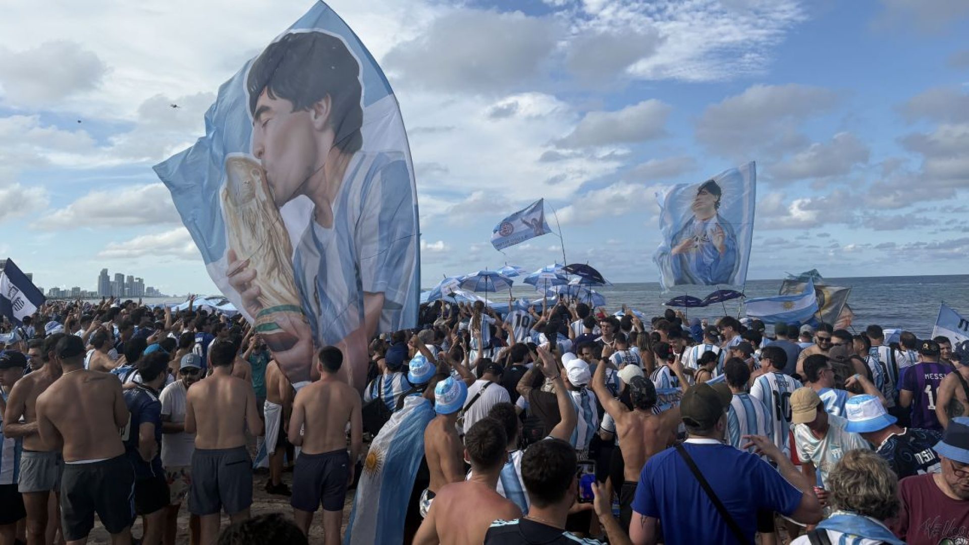 Torcedores argentinos se reúnem em praia de Miami para o "banderazo"  • Bruno Rodrigues/CNN Brasik