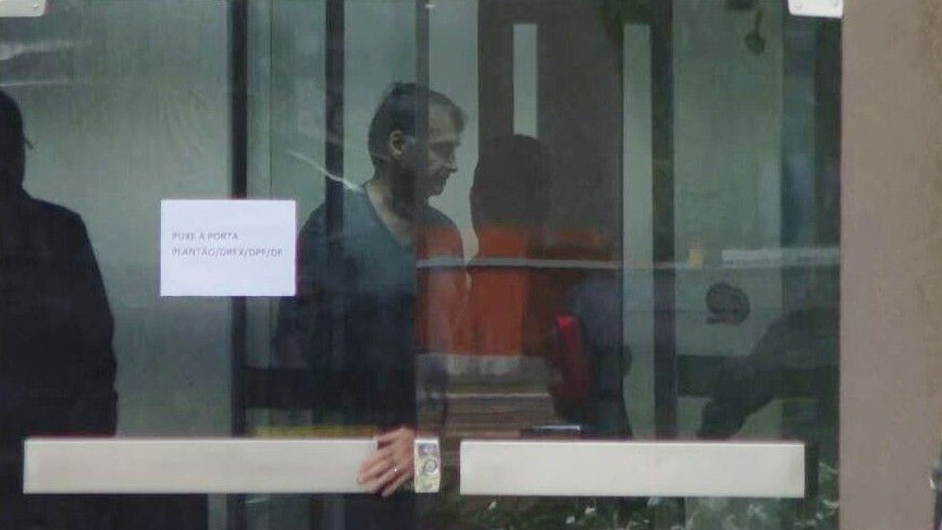 Bolsonaro aparece pela primeira vez após prisão na Superintendência da PF  • CNN Brasil