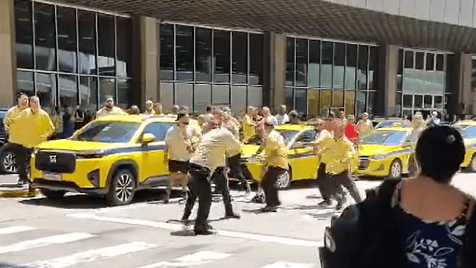Um conflito entre taxistas de cooperativas e do Táxi.Rio, nesta quarta-feira (30), durante a retirada de um ponto de táxi no embarque do 2º piso do Aeroporto Internacional do Rio de Janeiro, o Galeão, foi registrado por pessoas que presenciaram a situação  • Reprodução / Redes Sociais
