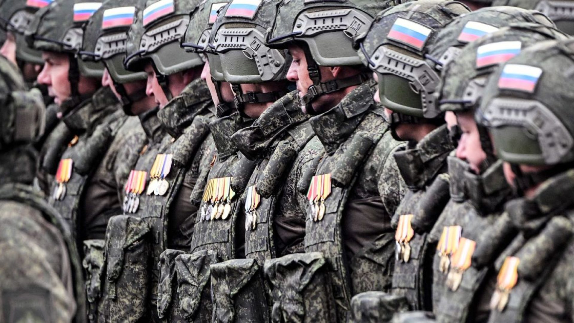 Militares russos envolvidos na ação militar do país na Ucrânia marcham na Praça Vermelha durante o desfile militar do Dia da Vitória no centro de Moscou em 9 de maio de 2024  • Alexander Nemenov/AFP/Getty Images via CNN Newsource