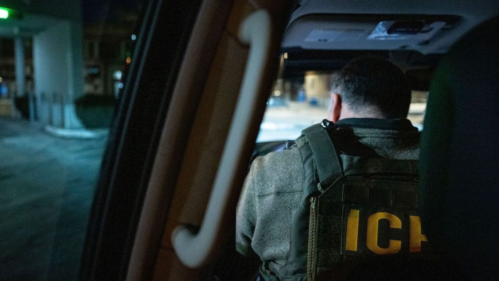 Um agente do Serviço de Imigração e Alfândega dos EUA espera em um veículo durante uma operação de fiscalização multiagências em Chicago, em janeiro  • Christopher Dilts/Bloomberg/Getty Images/File via CNN Newsource