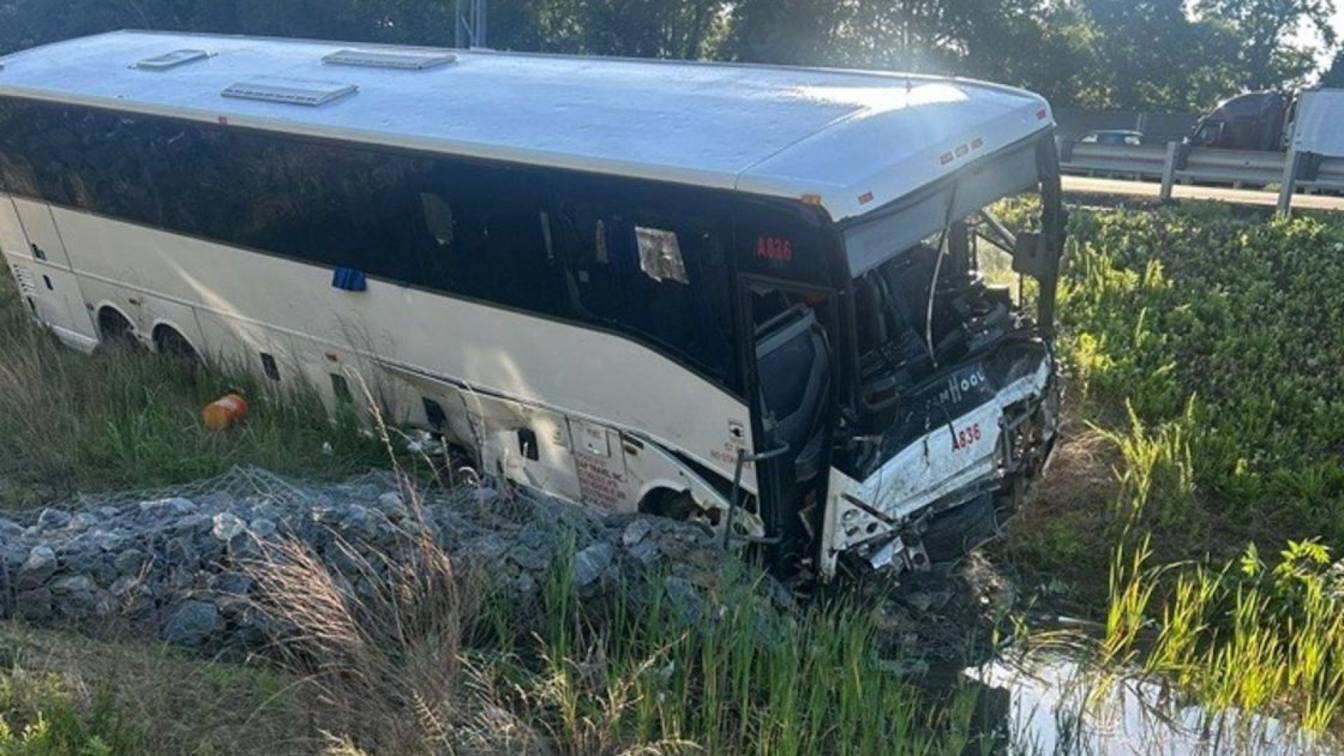 Esta foto, fornecida pela Polícia Estadual da Virgínia, mostra o local de um acidente fatal envolvendo um ônibus de passageiros na I-95, perto de Quantico, Virgínia, na sexta-feira, 29 de maio.  • Polícia Estadual da Virgínia/AP via CNN Newsource
