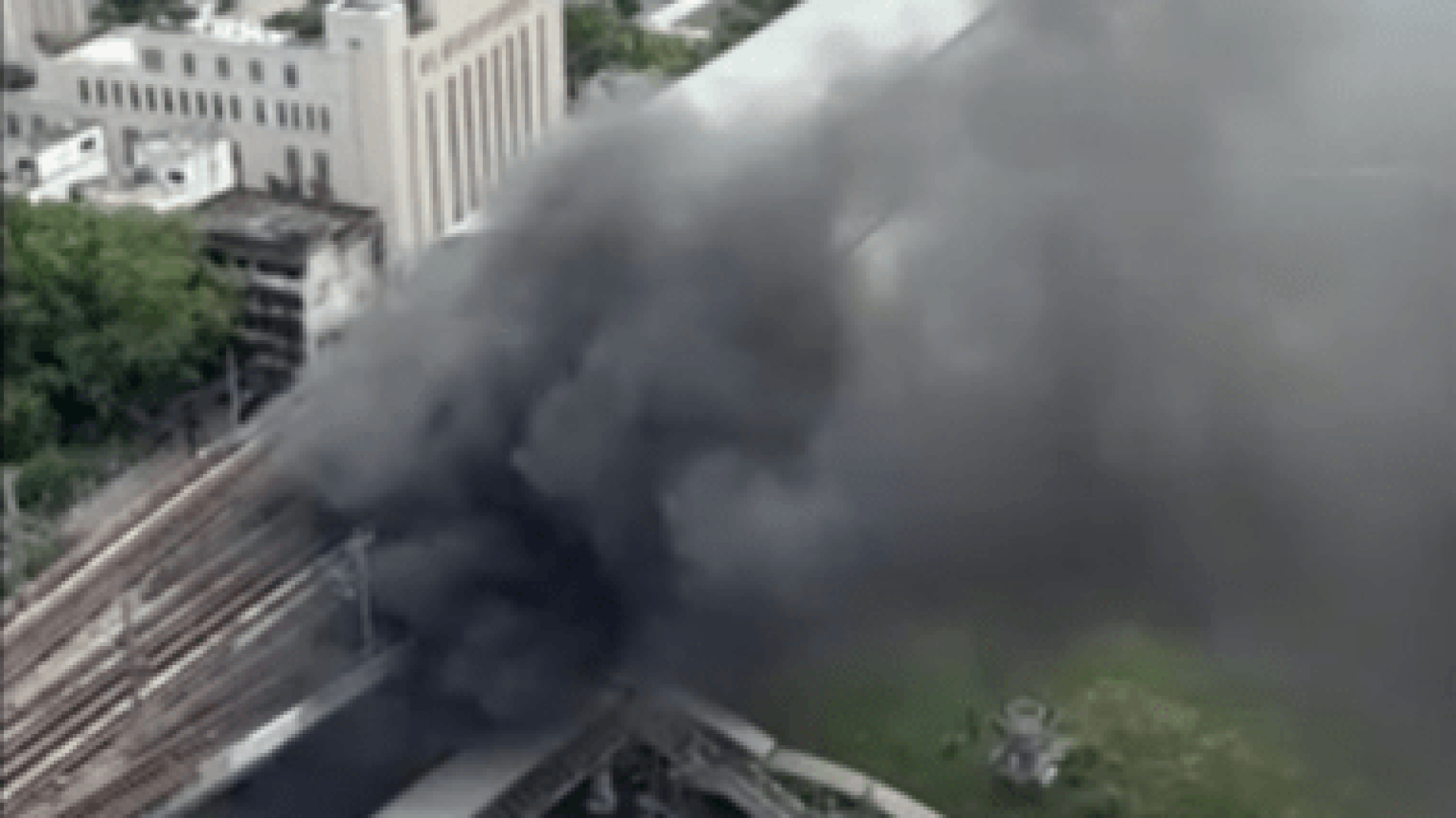Nuvem de fumaça que cobriu o céu após uma colisão de trens que provocou um incêndio em um ônibus na Tailândia, deixando pelo menos oito mortos  • TANACRIT RUNGROJCHAIPORN