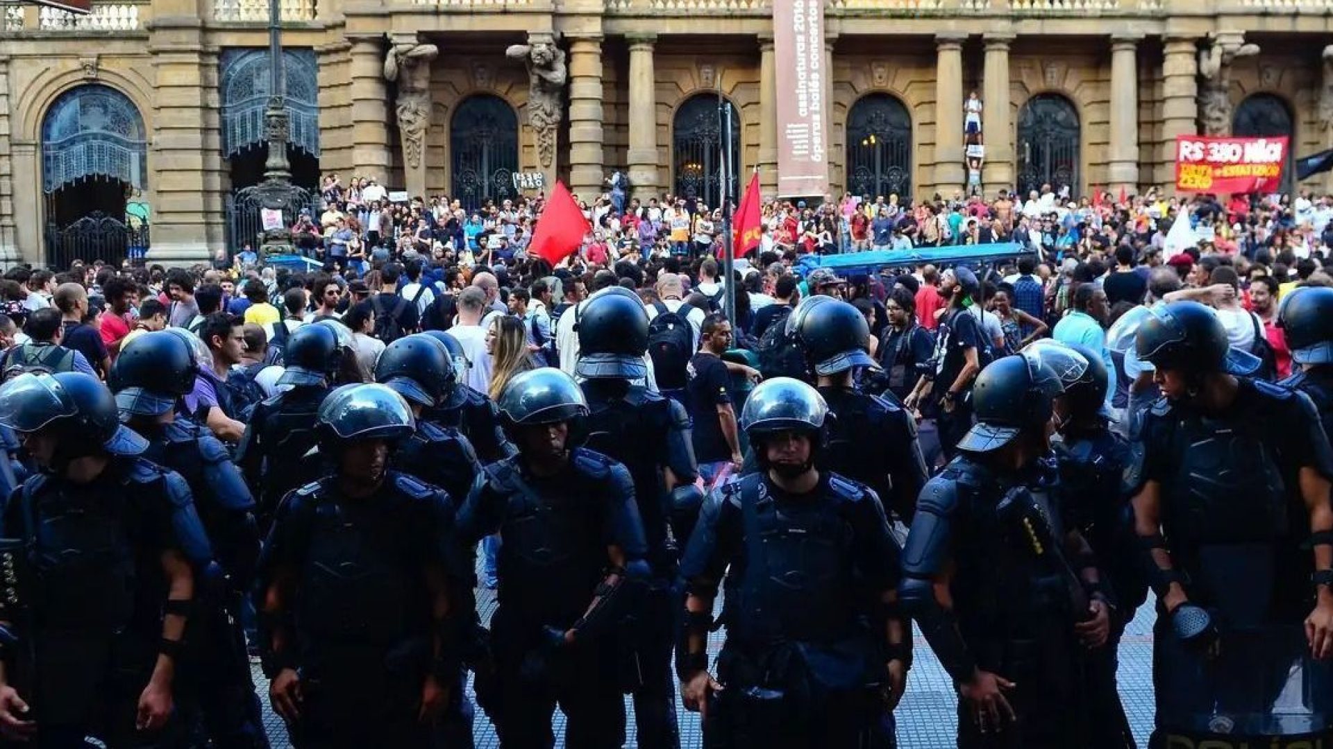 Decisão da Primeira Turma do STJ (Superior Tribunal de Justiça) impõe que o Estado de São Paulo, governado por Tarcísio de Freitas (Republicanos) elabore um protocolo para atuação da Polícia Militar em manifestações públicas. A decisão é do dia 16 de junho e dá ao governo um prazo de 60 dias  • Rovena Rosa/Agência Brasil