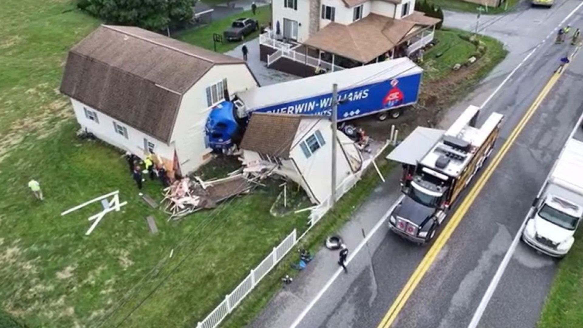 Carreta invade garagem na Pensilvânia, nos EUA  • WPMT via Newsource