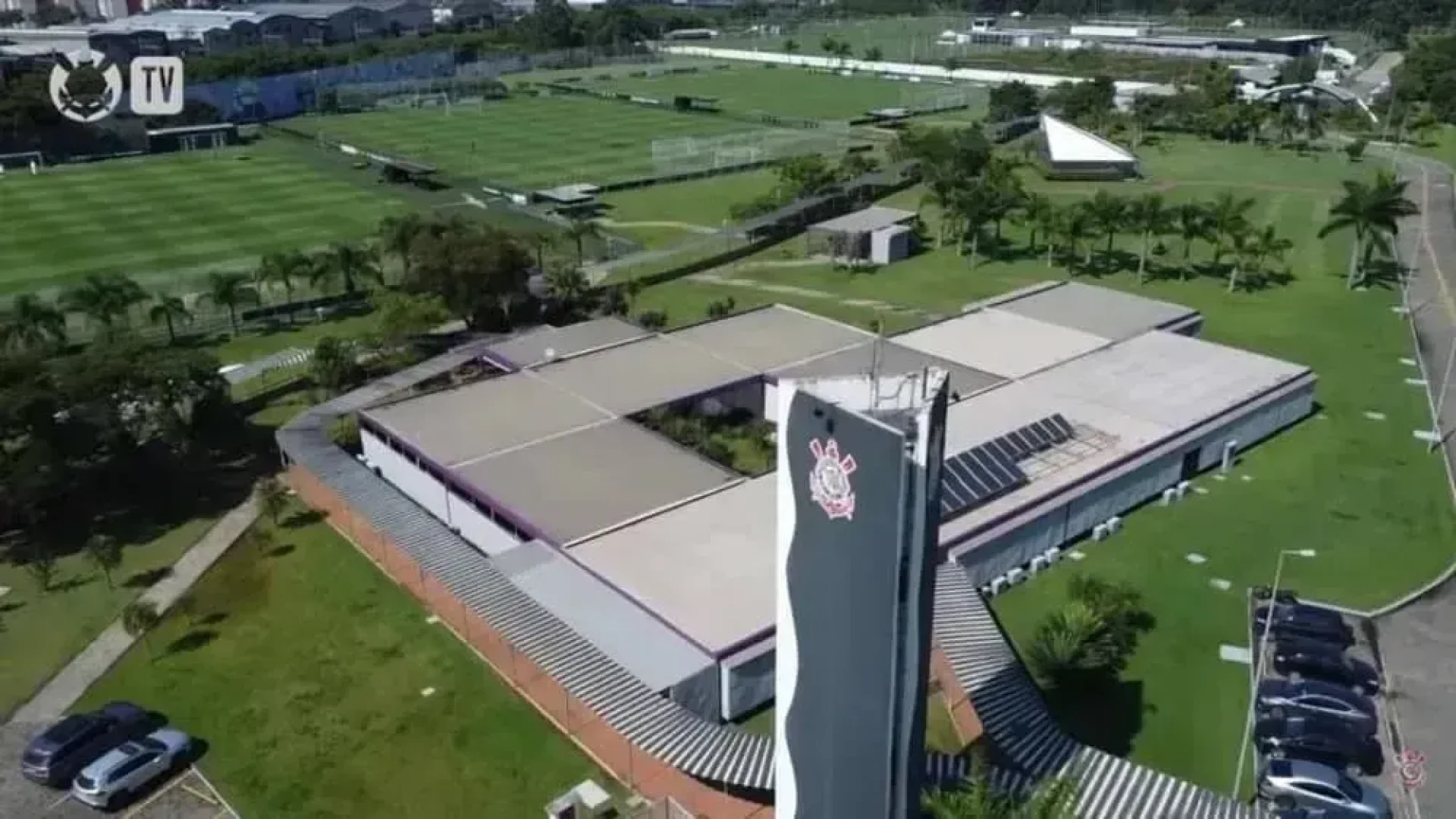Indivíduos atiraram rojões contra o CT do Corinthians  • Reprodução/Corinthians