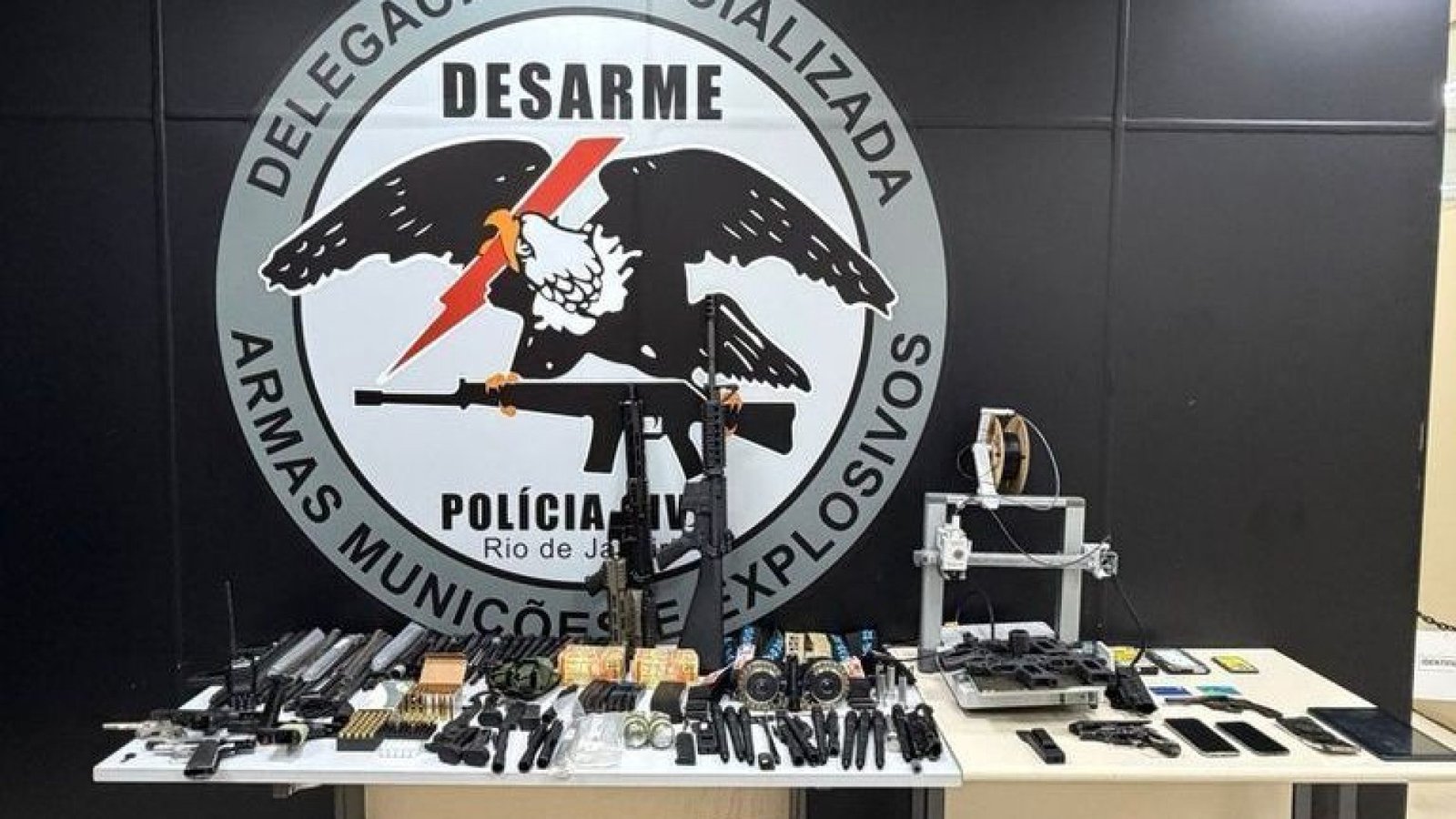 A Polícia Civil do Estado do Rio de Janeiro (PCRJ) encerrou, nesta segunda-feira (17), uma investigação que durou cerca de cinco meses sobre um grupo criminoso especializado na compra, montagem e comercialização ilegal de armas de fogo, munições e acessórios para organizações criminosas que atuam no estado  • MJSP