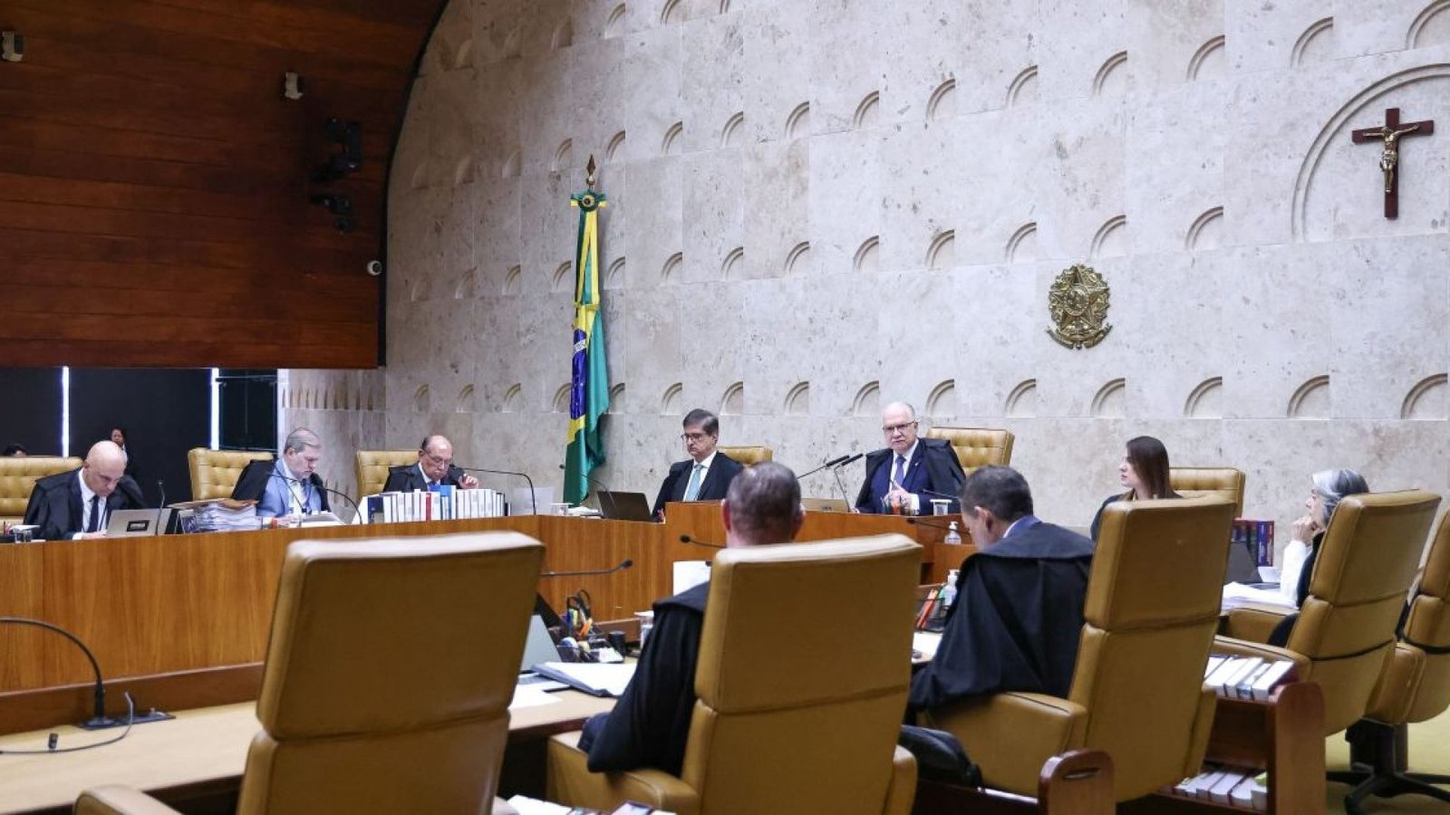 Crise sem precedentes: especialistas citam "ruptura" e "cortina de fumaça"