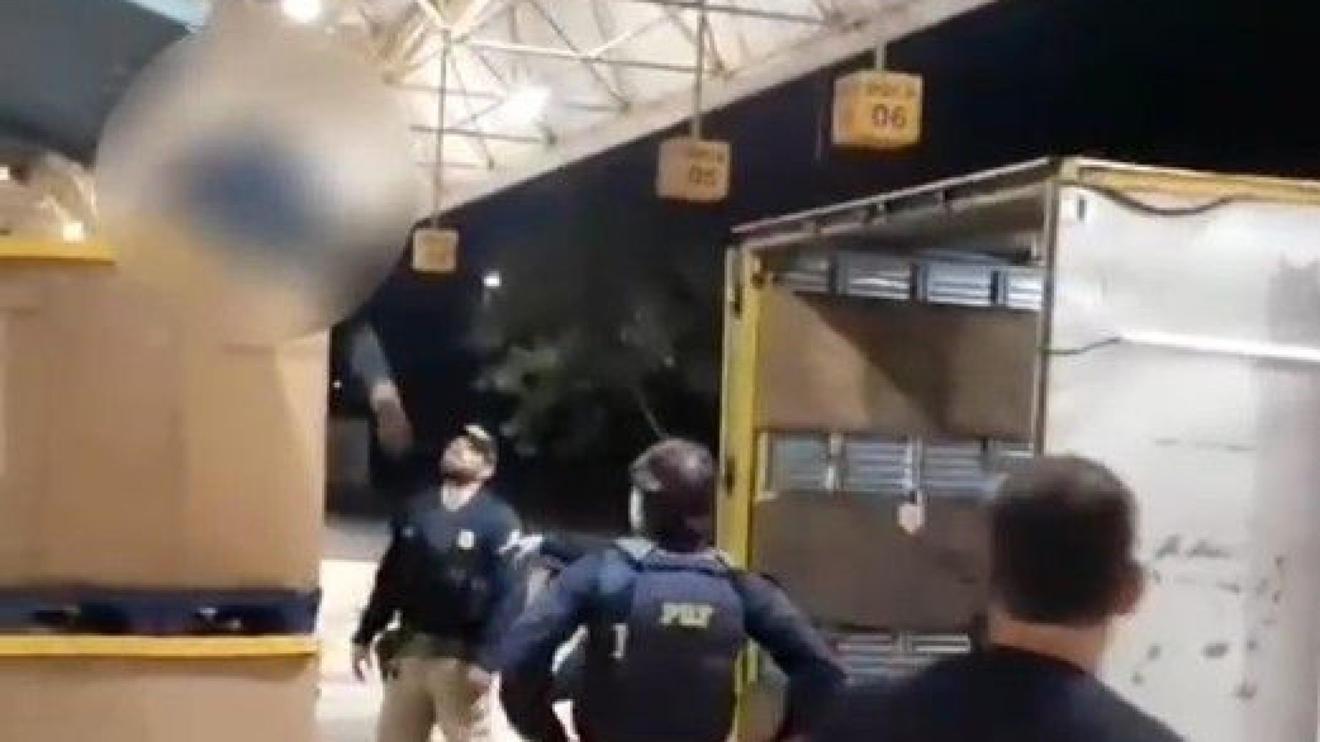 Motorista é preso com quase 3 toneladas de drogas em teto de caminhão