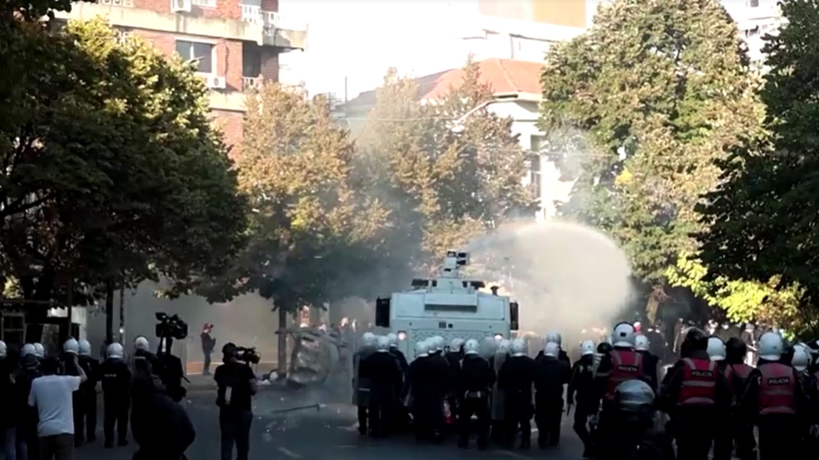 "Vai piorar", diz manifestante no sexto dia de confrontos violentos na Albânia  • Reuters