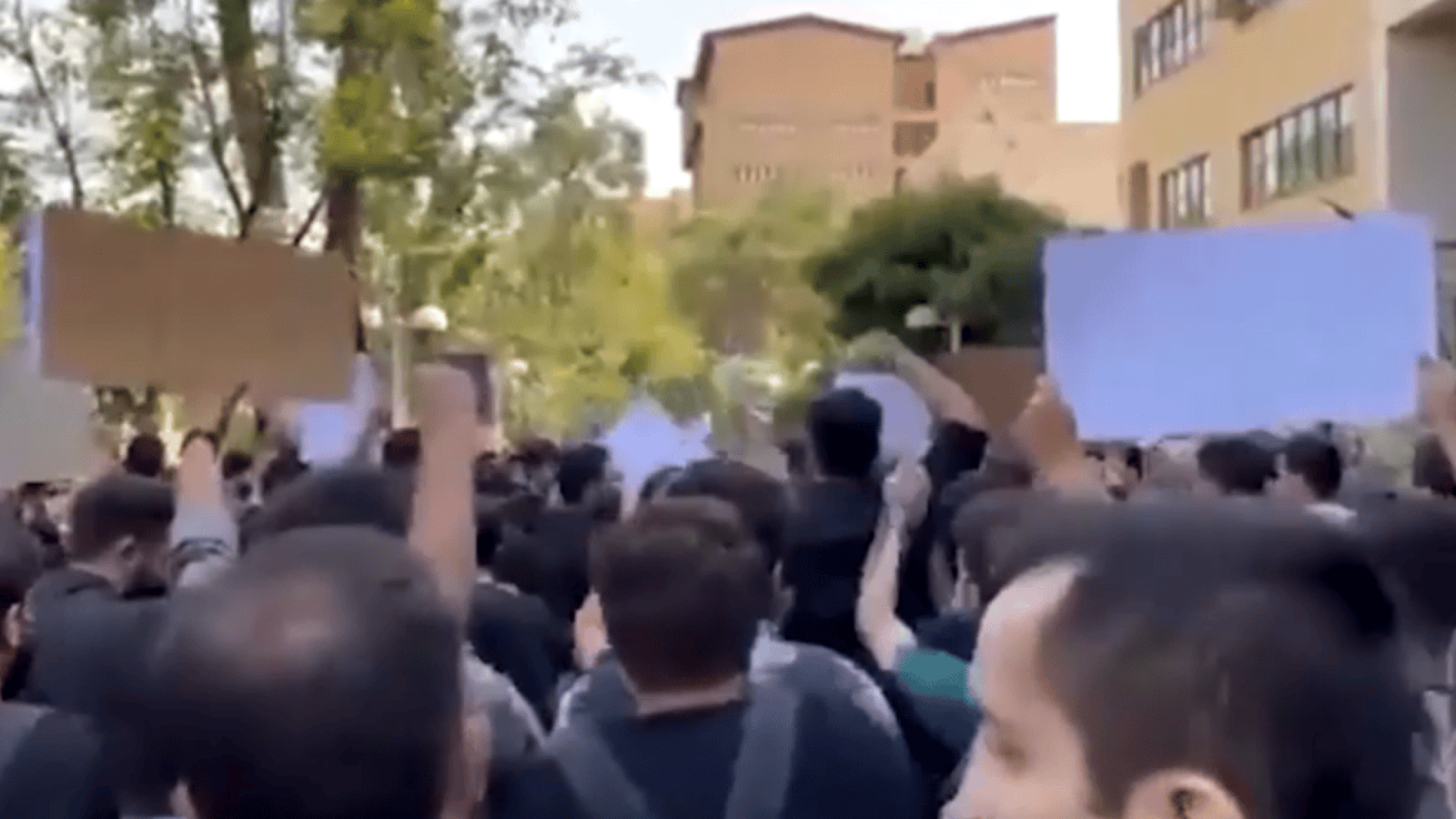 Cartaz de Mahsa Amini, uma iraniana de 22 anos que morreu inesperadamente em 16 de setembro de 2022, sob custódia policial no Irã, após supostamente violar as regras do país sobre o hijab • Dan Kitwood/Getty Images