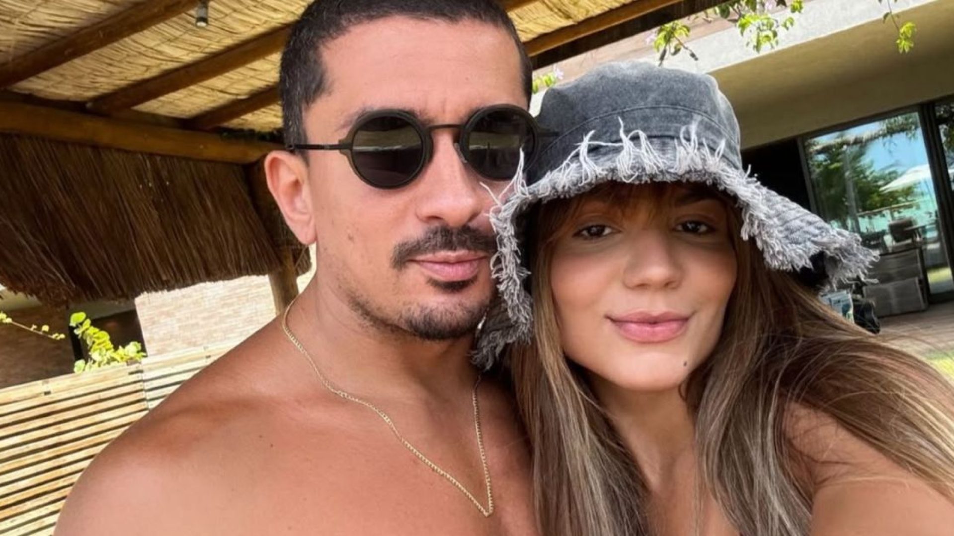 Irmão de Anitta chega ao Brasil após ser detido em Paris; veja