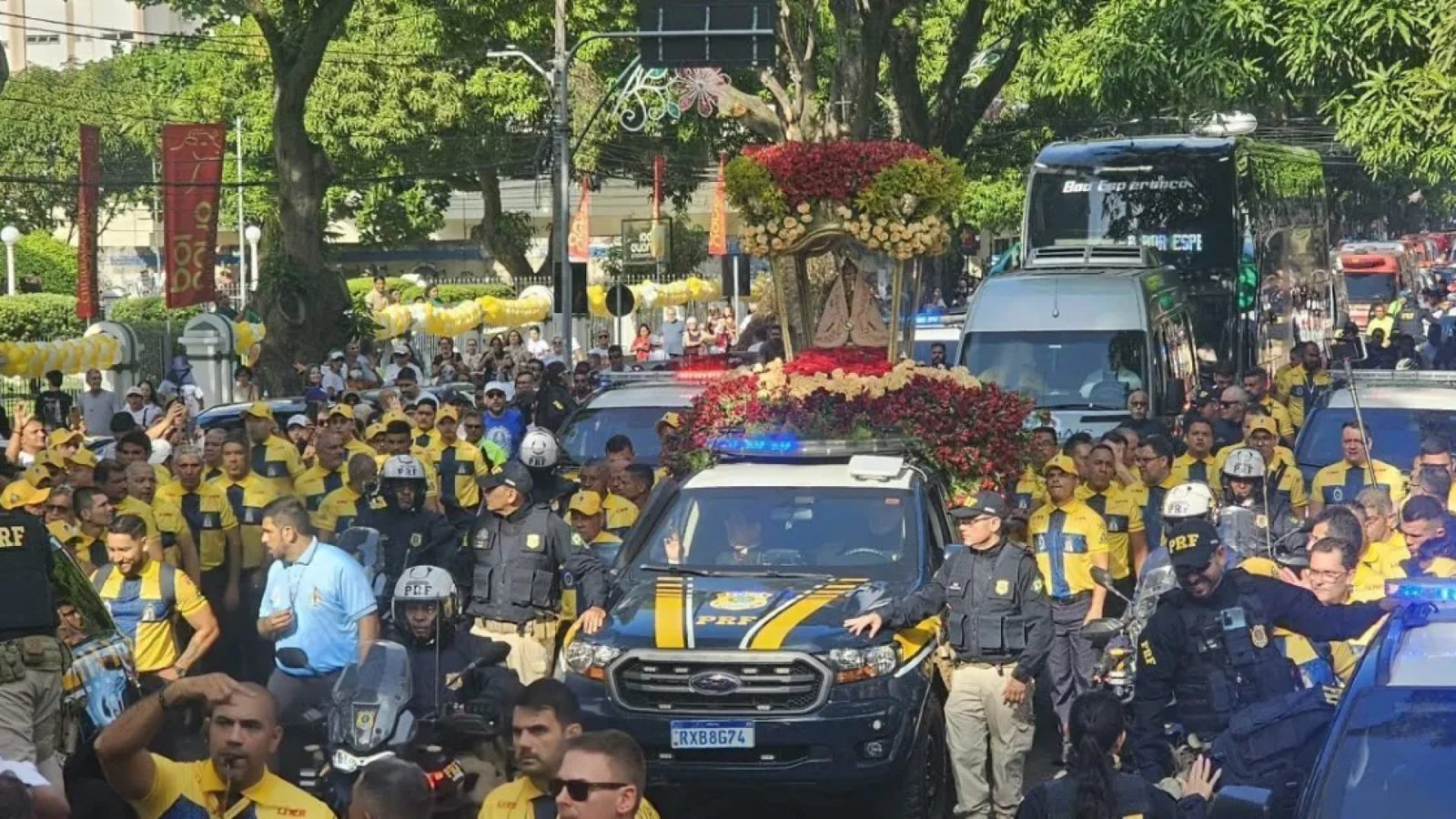 Imagem peregrina de Nossa Senhora de Nazaré percorreu mais de 50 quilômetros nesta sexta-feira (9), durante o Traslado para Ananindeua e Marituba, na Região Metropolitana de Belém  • Antenor Filho