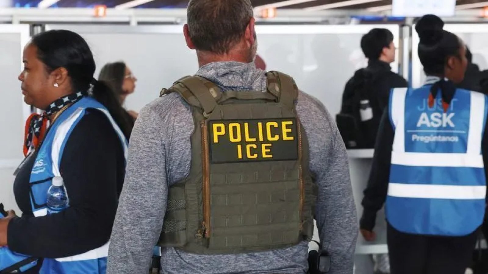 Agente do ICE em aeroporto de Nova York  • 27 de março de 2026 REUTERS/Shannon Stapleton