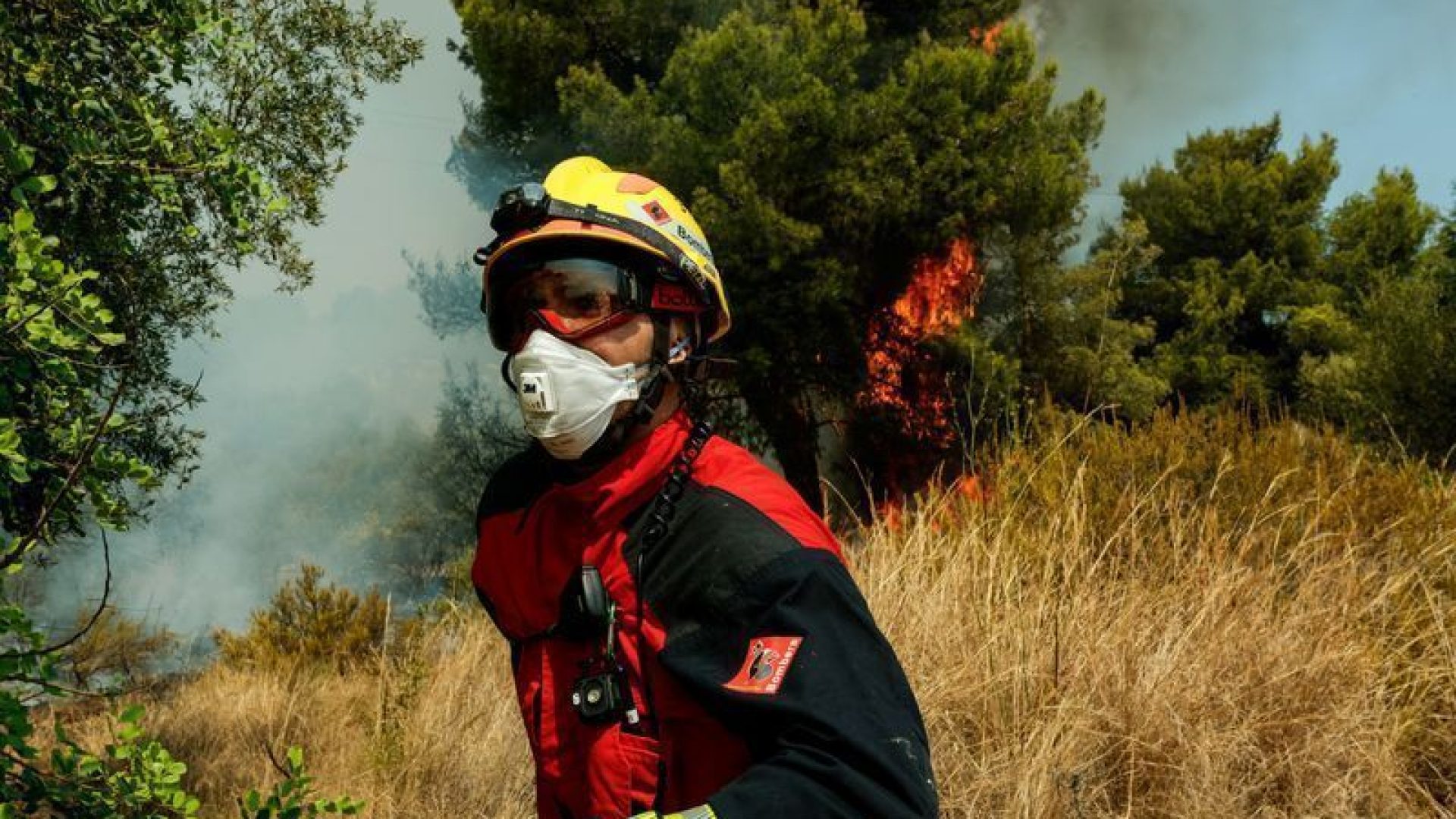 Incêndio florestal em Betxi  • Bombeiro caminha ao lado de arbustos em chamas durante incêndio florestal em Betxi, na Espanha.REUTERS/Eva Manez