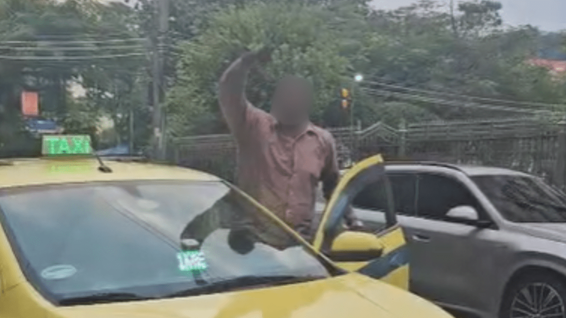 Momento em que taxista sai do veículo e ofende o casal  • Repordução