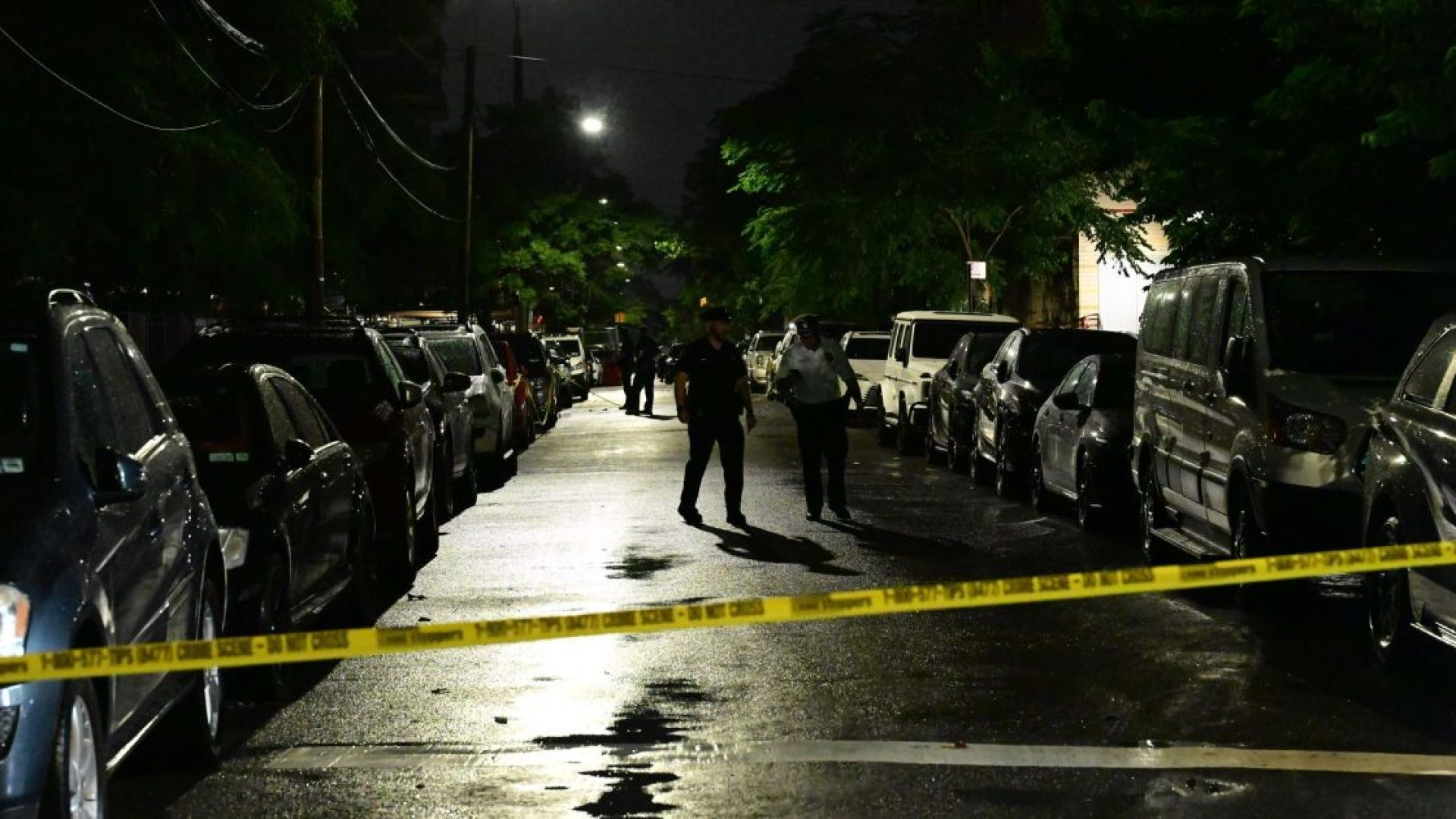 Agentes do Departamento de Polícia de Nova York (NYPD) trabalham no local onde oito pessoas, incluindo quatro crianças, foram baleadas durante um churrasco de 4 de julho no bairro de Coney Island, no Brooklyn.  • Kyle Mazza/Anadolu/Getty Images via CNN Newsource